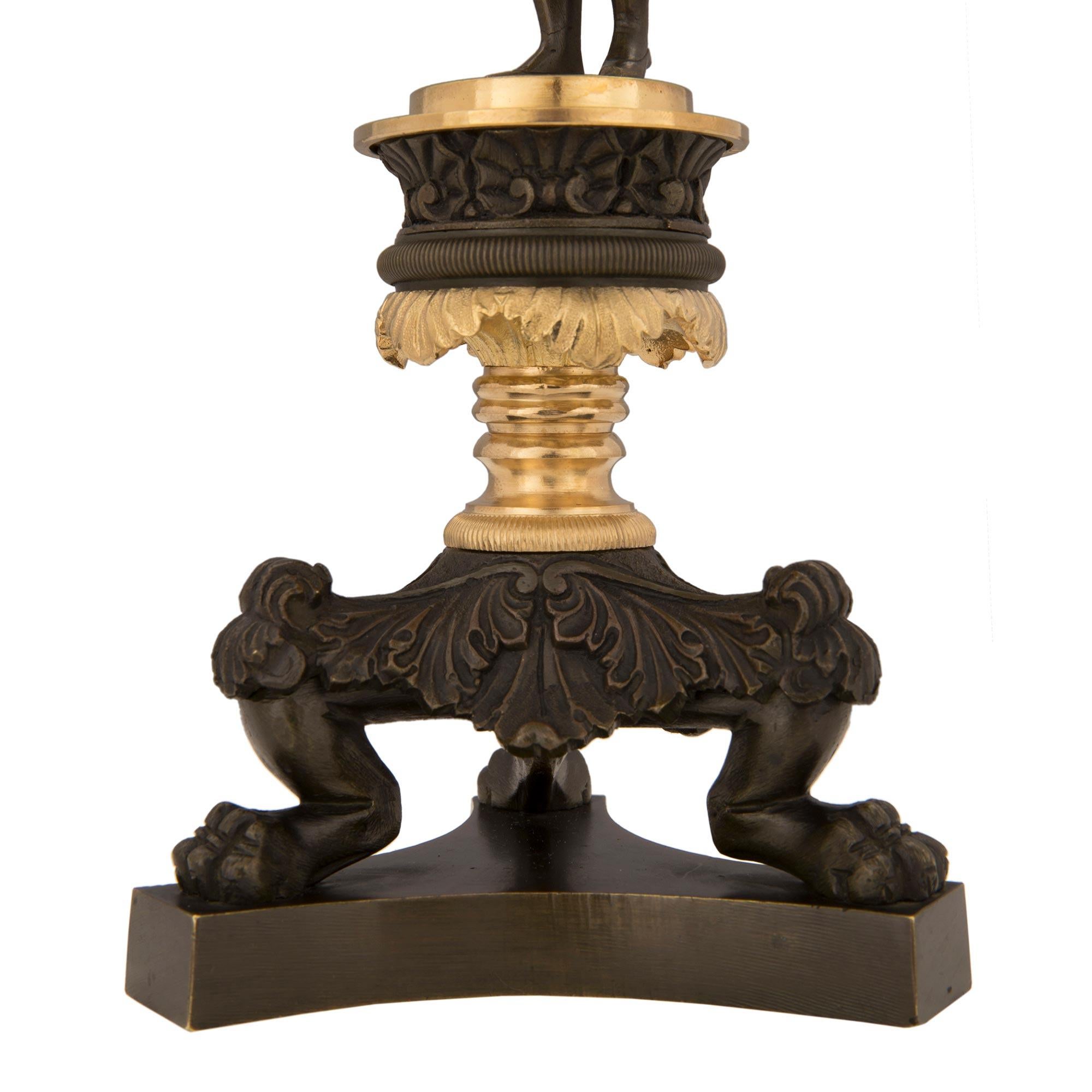 Paar französische Kerzenständer aus Bronze und Goldbronze im Stil von Charles X. aus dem 19. Jahrhundert im Angebot 4