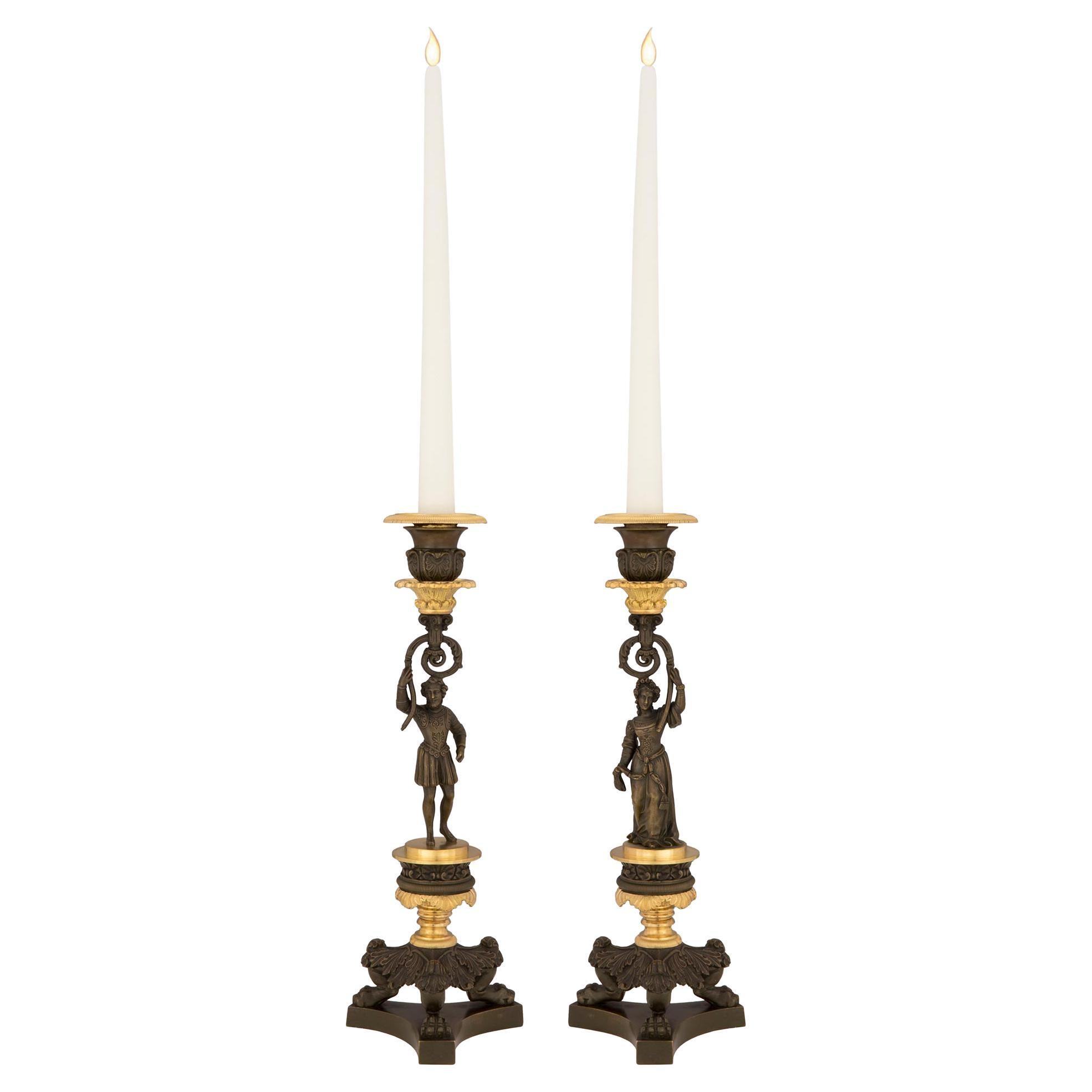 Paar französische Kerzenständer aus Bronze und Goldbronze im Stil von Charles X. aus dem 19. Jahrhundert im Angebot