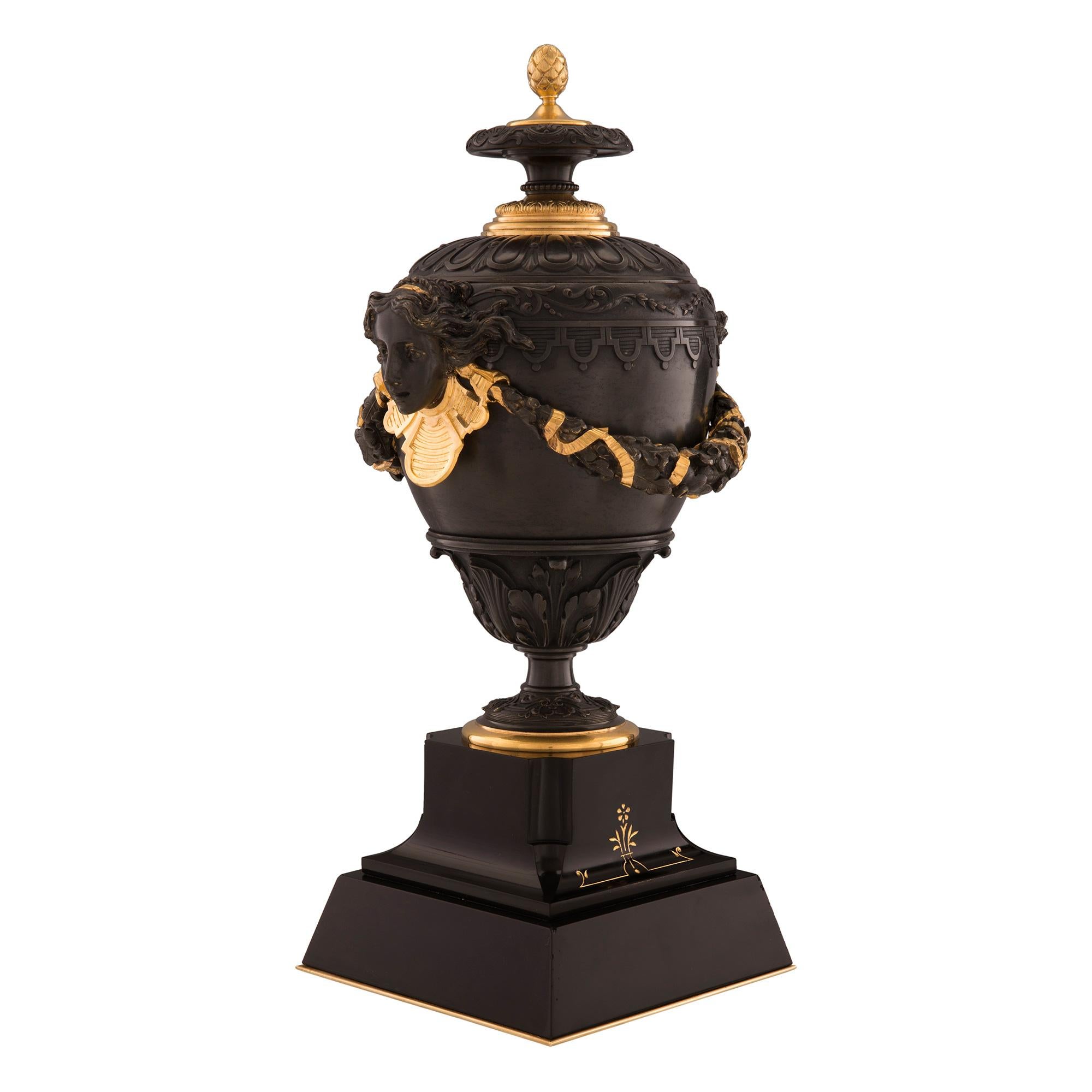 Carlo X Coppia di urne in marmo, bronzo e ormeggio in stile Charles X del XIX secolo in vendita