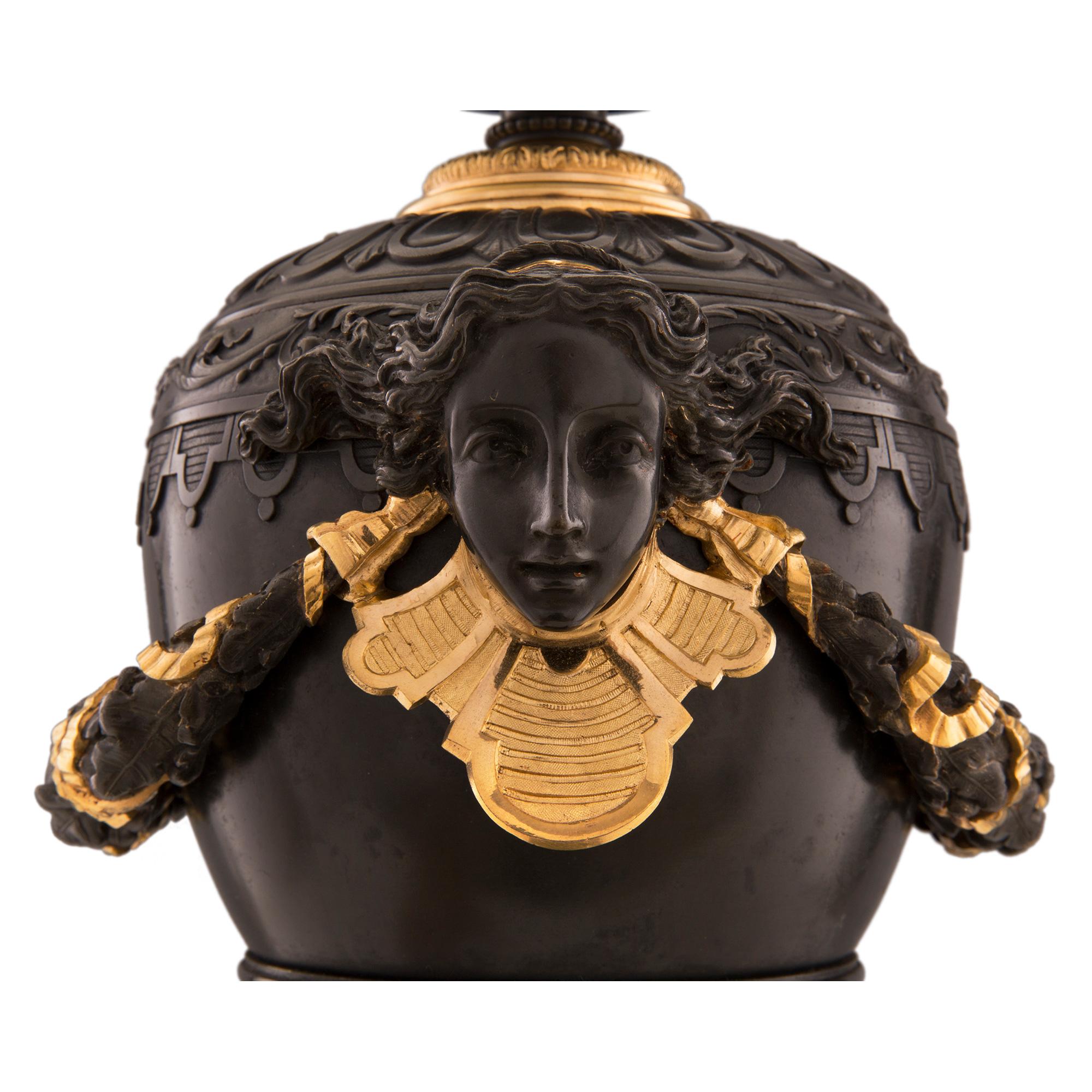 Bronzo Coppia di urne in marmo, bronzo e ormeggio in stile Charles X del XIX secolo in vendita