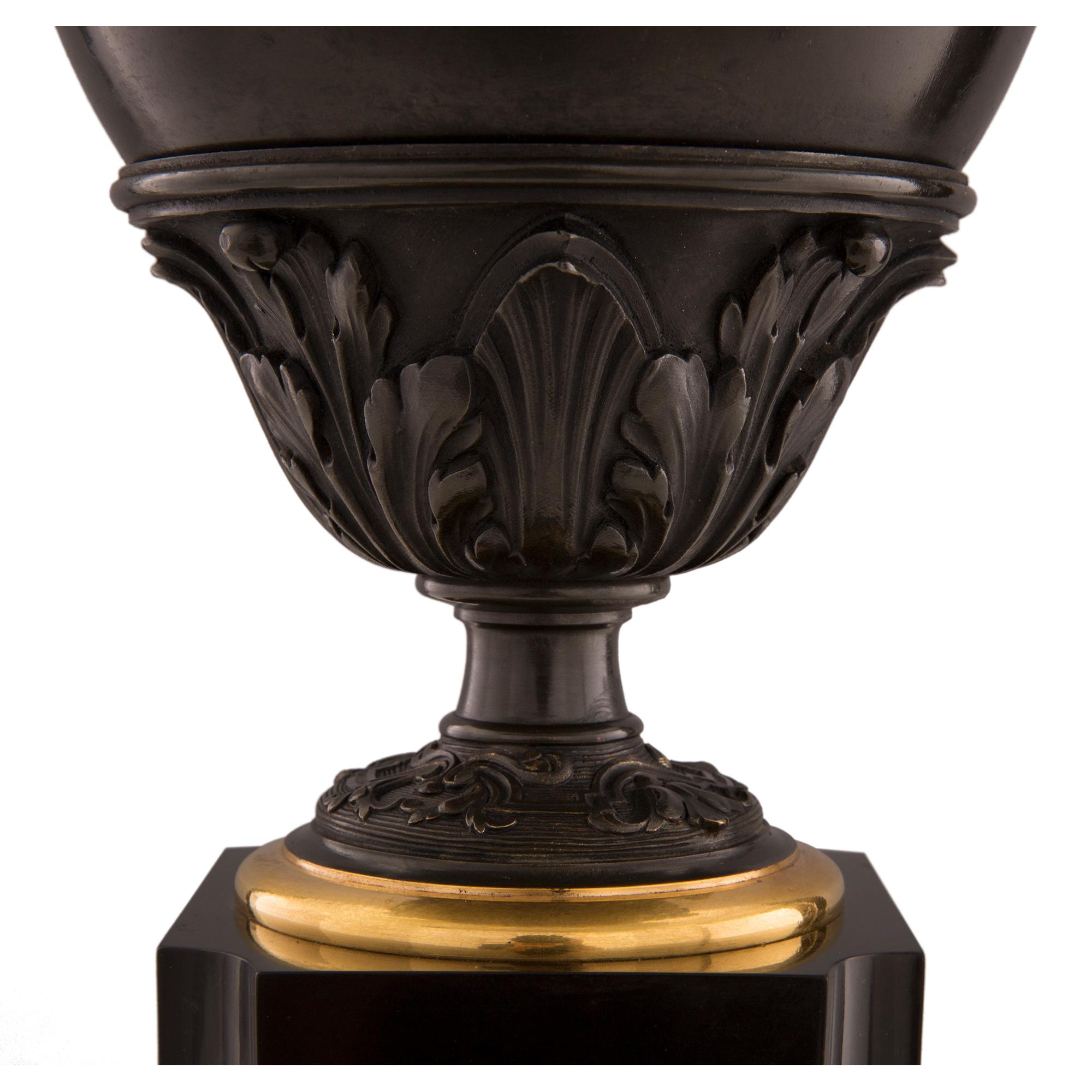 Coppia di urne in marmo, bronzo e ormeggio in stile Charles X del XIX secolo in vendita 1