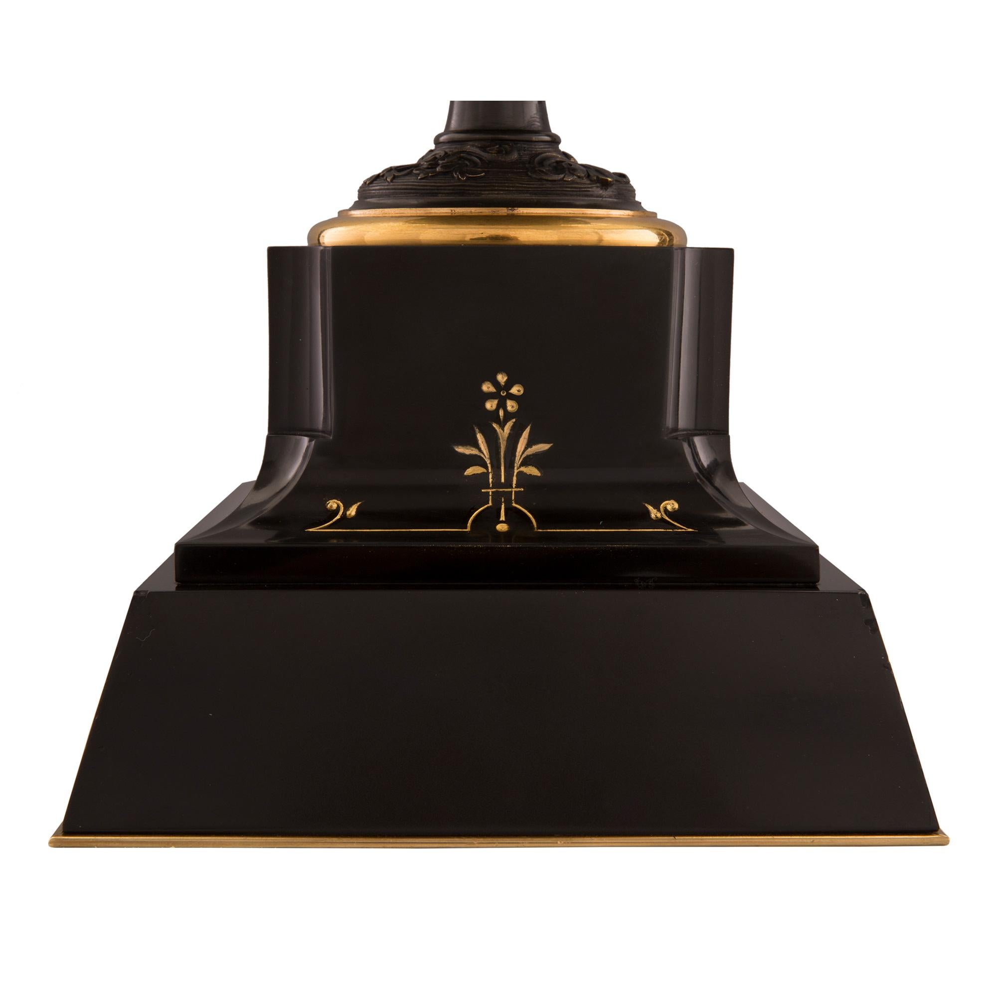 Coppia di urne in marmo, bronzo e ormeggio in stile Charles X del XIX secolo in vendita 2