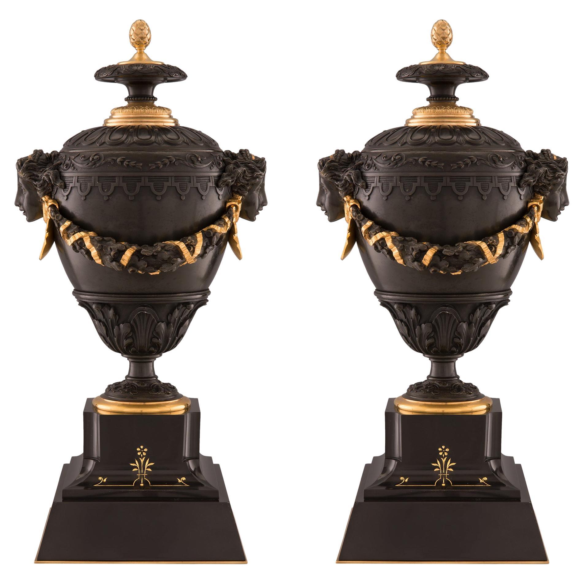 Paar französische Urnen aus Marmor, Bronze und Goldbronze im Stil von Charles X. des 19. Jahrhunderts
