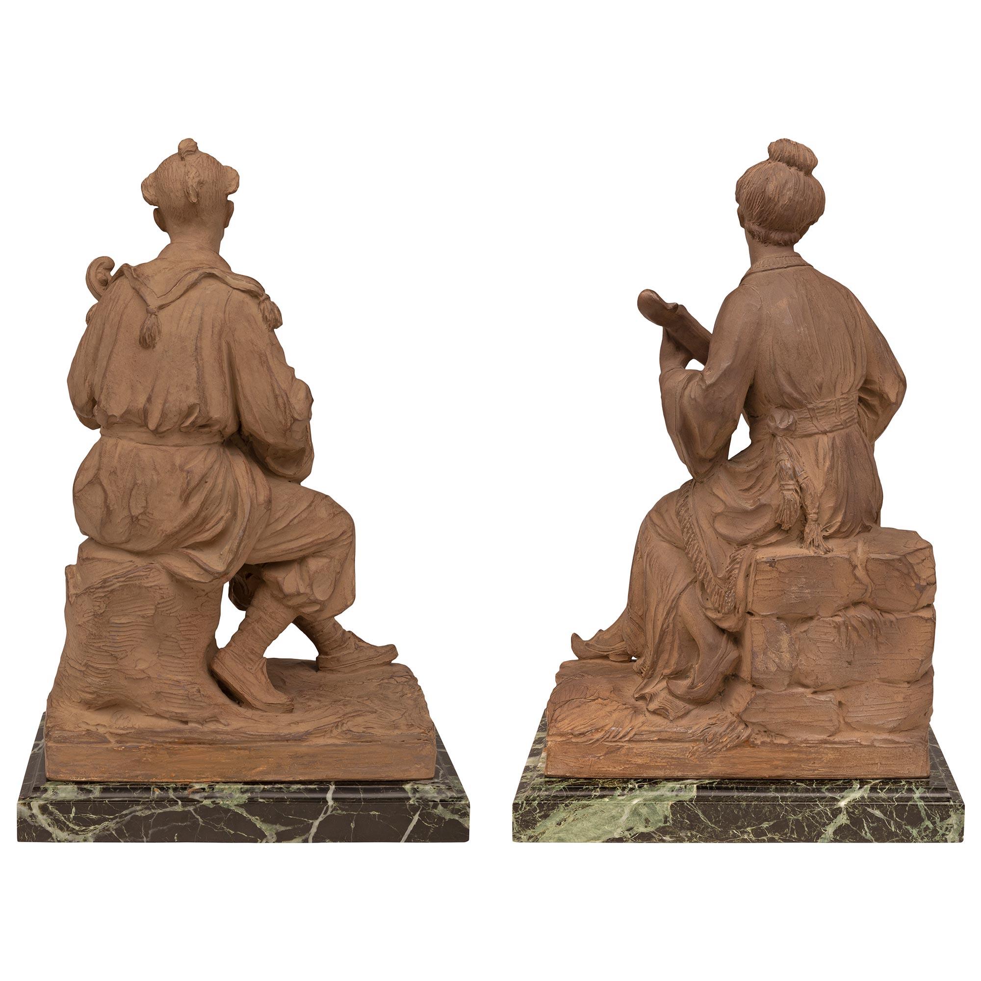 Francese Coppia di statue in terracotta e marmo Chinoiserie St. del XIX secolo in vendita
