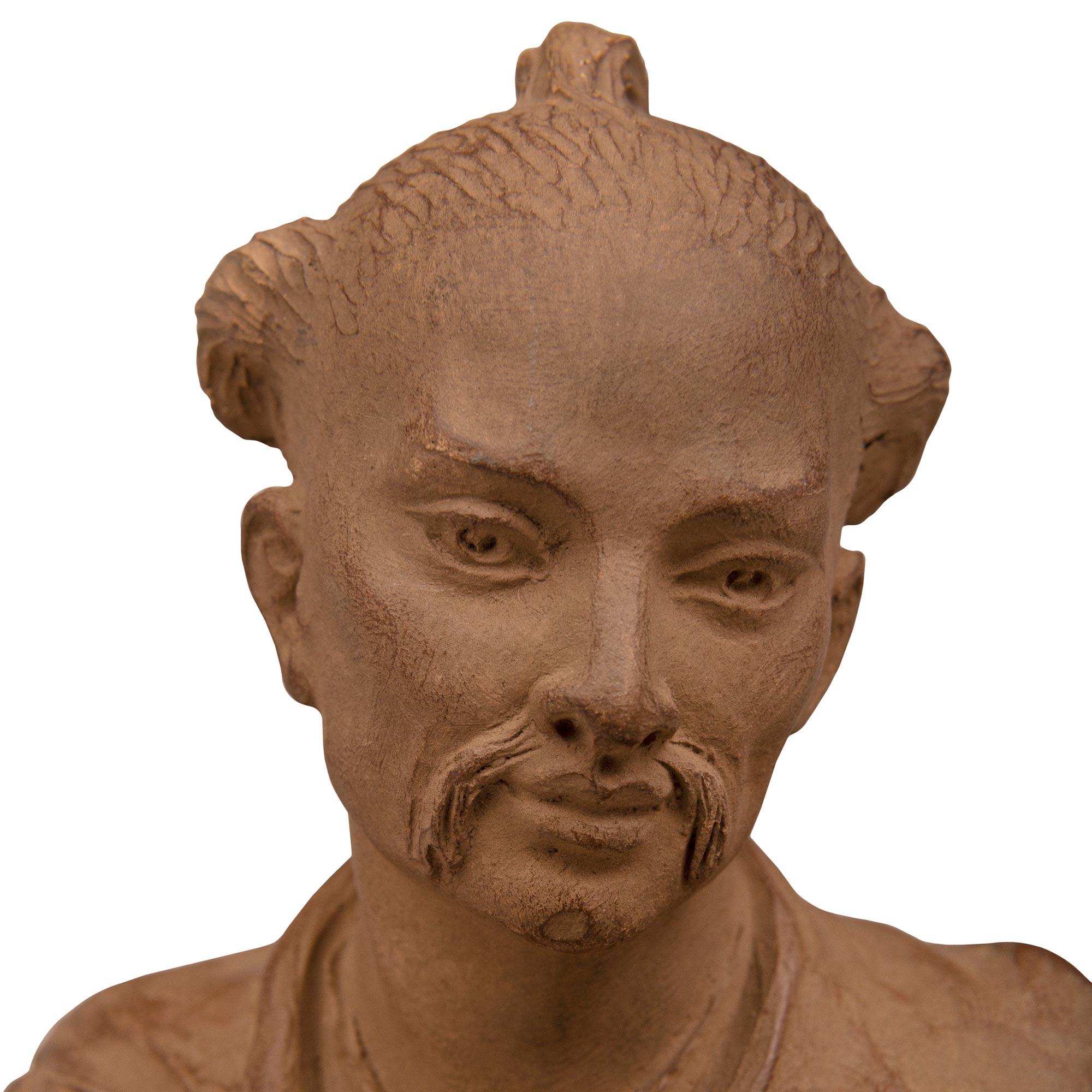 Coppia di statue in terracotta e marmo Chinoiserie St. del XIX secolo In condizioni buone in vendita a West Palm Beach, FL