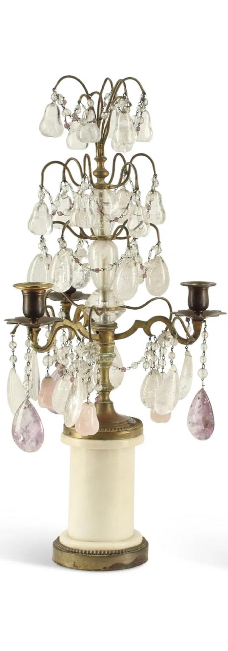 Questa squisita coppia di Girandoles continentali francesi del XIX secolo presenta una raffinata combinazione di bronzo dorato, cristallo di rocca, ametista e vetro, esemplificando l'opulenza del design europeo. Ogni girandola a tre luci è ornata da