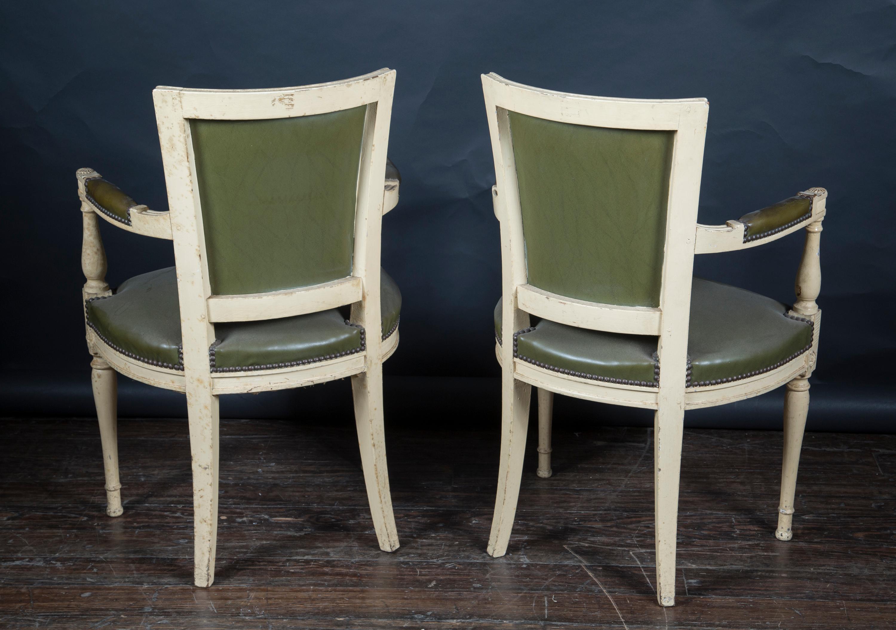 Ces beaux fauteuils de style Directoire, à dossier carré, présentent des marguerites en bloc sur le dessus, le devant et les côtés des pieds, et datent du XIXe siècle. Les pièces antiques françaises, qui forment un ensemble de 6 pièces mais qui sont