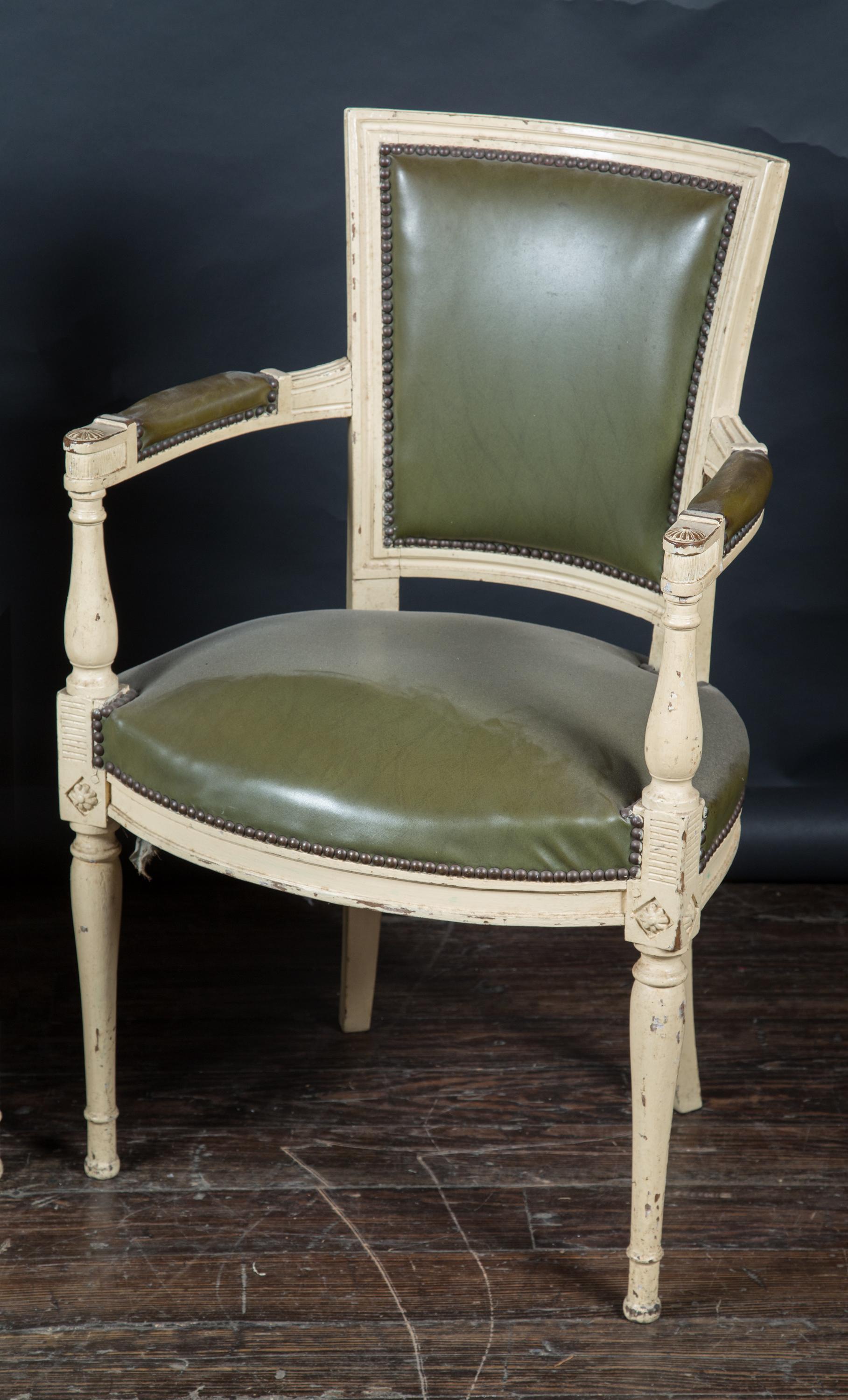 Sculpté à la main Paire de fauteuils du Directoire français du 19ème siècle peints en vente