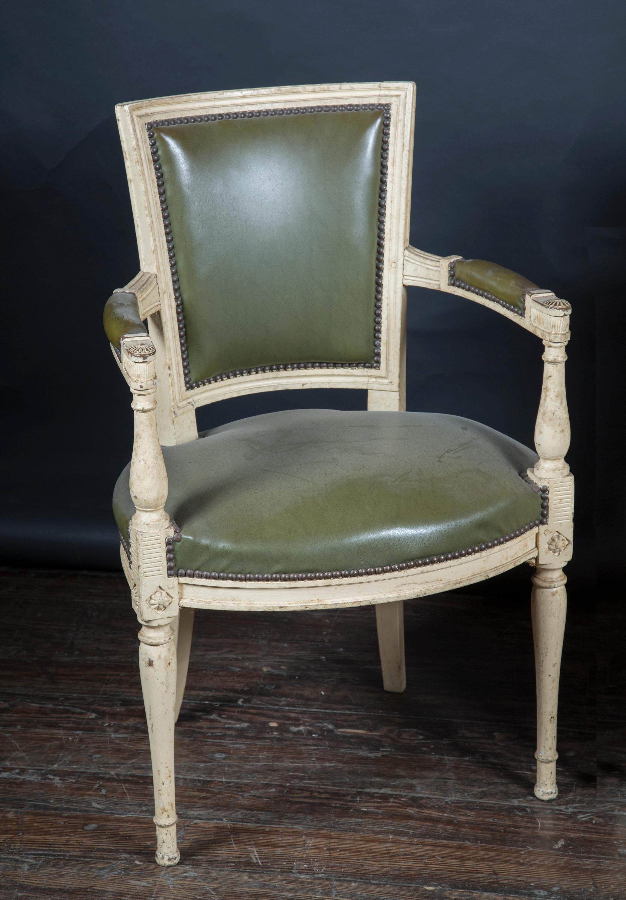 Paire de fauteuils du Directoire français du 19ème siècle peints État moyen - En vente à New Orleans, LA