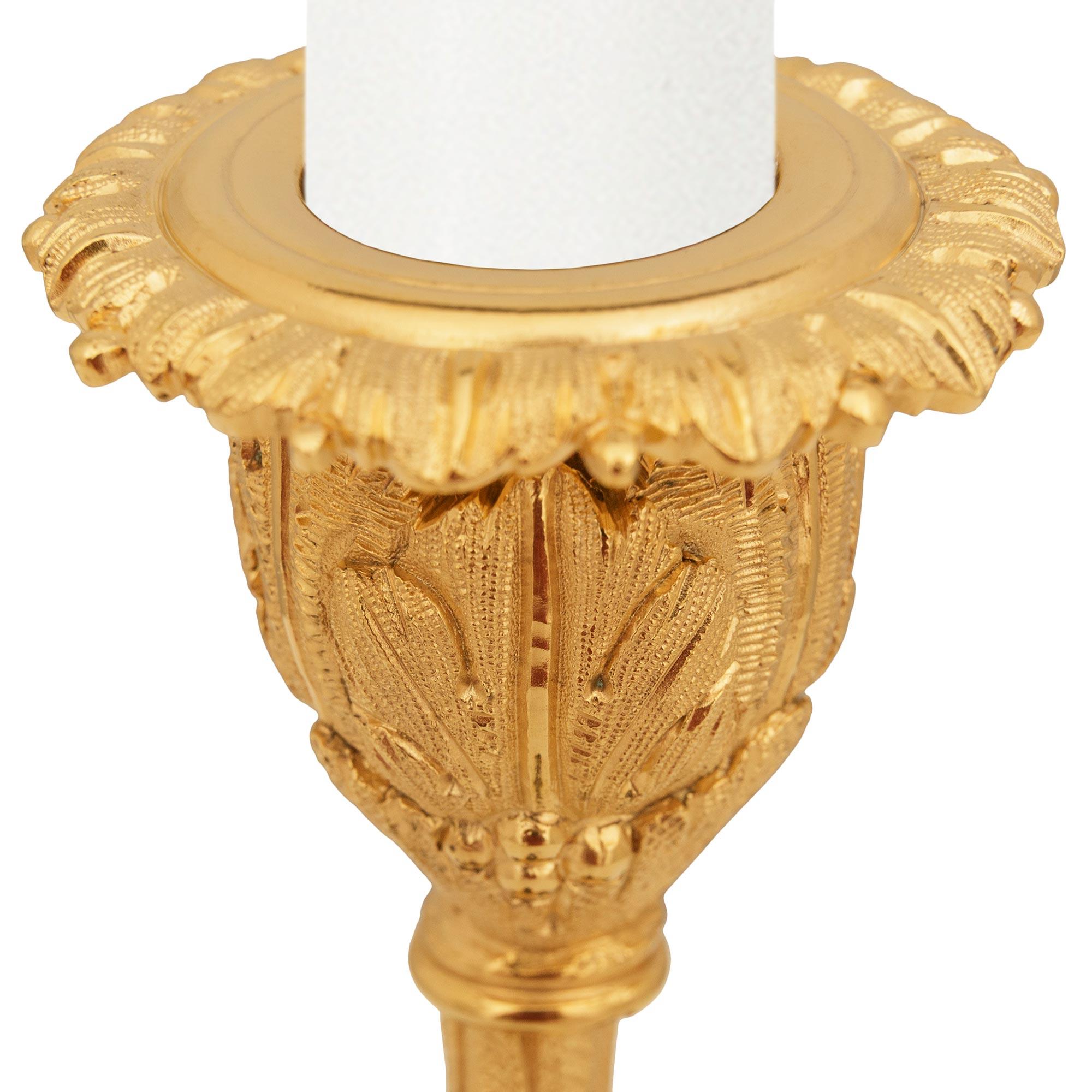 Francese coppia di candelabri francesi del XIX secolo in bronzo e Ormolu in vendita