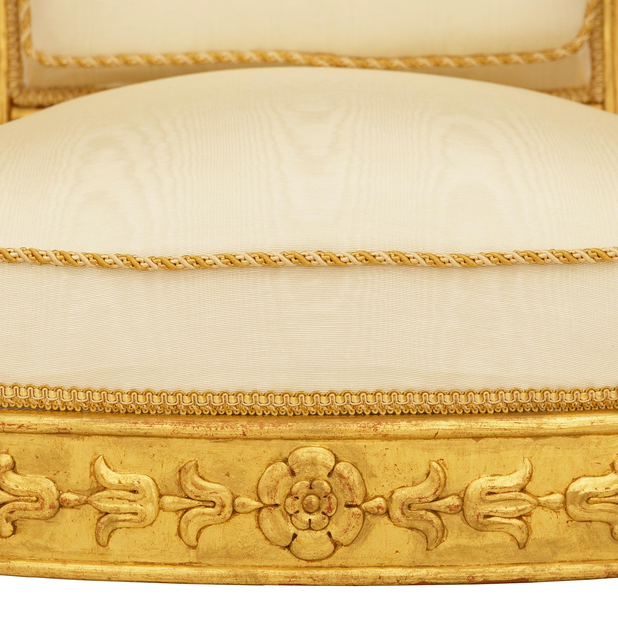 Pareja de sillones franceses del siglo XIX de madera dorada estilo Imperio en venta 6