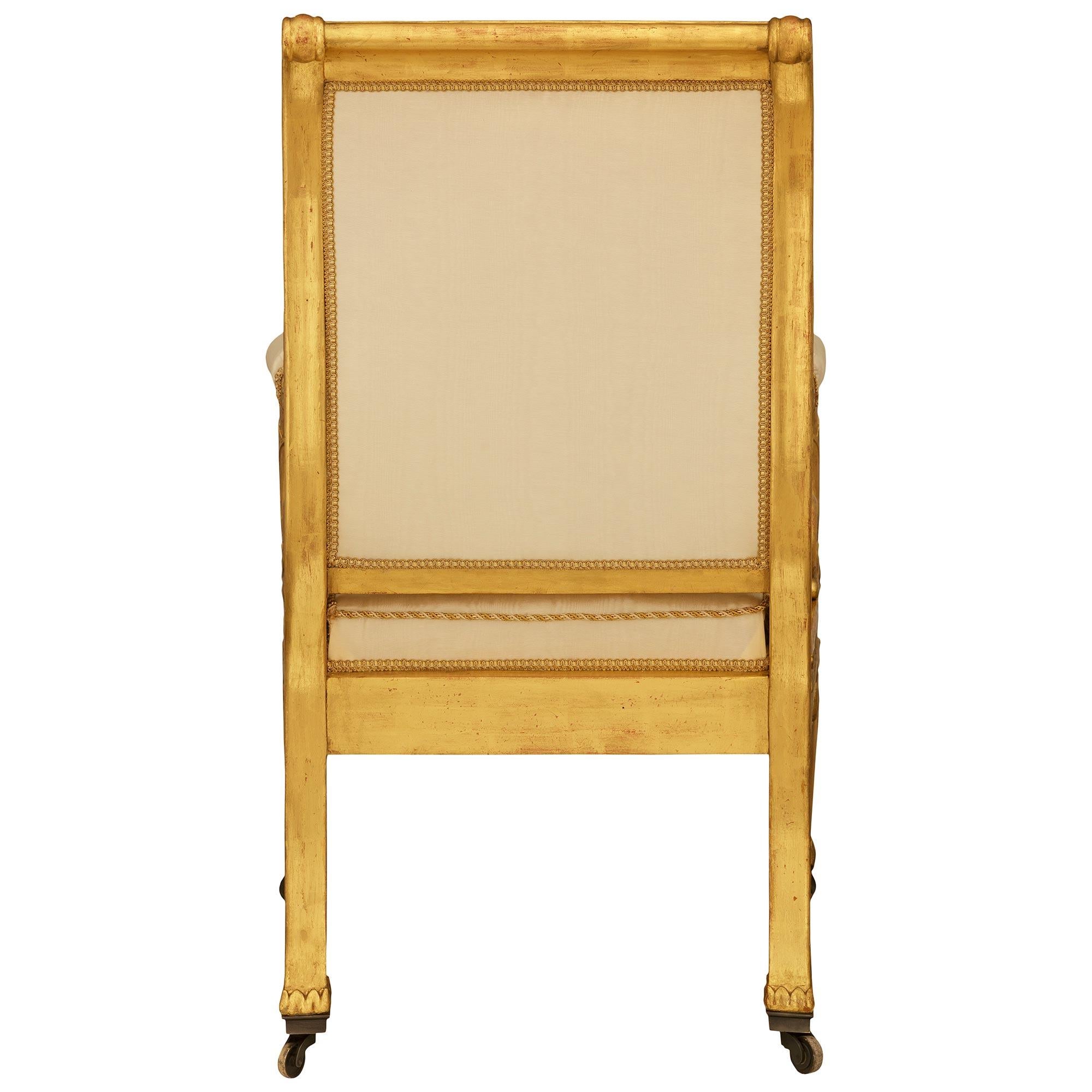 Pareja de sillones franceses del siglo XIX de madera dorada estilo Imperio en venta 8