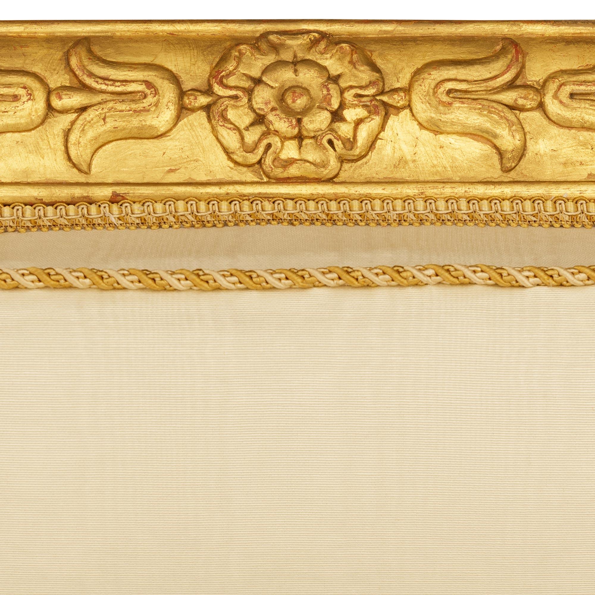 Pareja de sillones franceses del siglo XIX de madera dorada estilo Imperio en venta 1