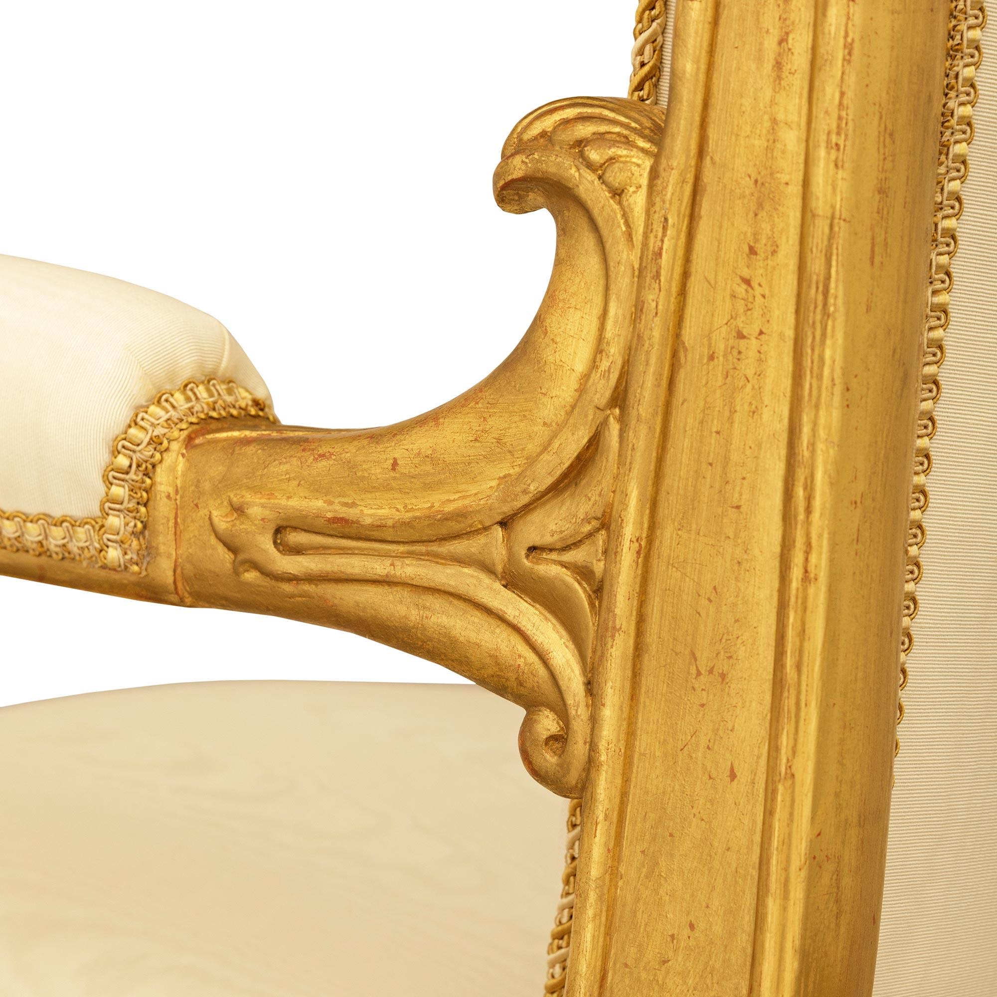 Pareja de sillones franceses del siglo XIX de madera dorada estilo Imperio en venta 2