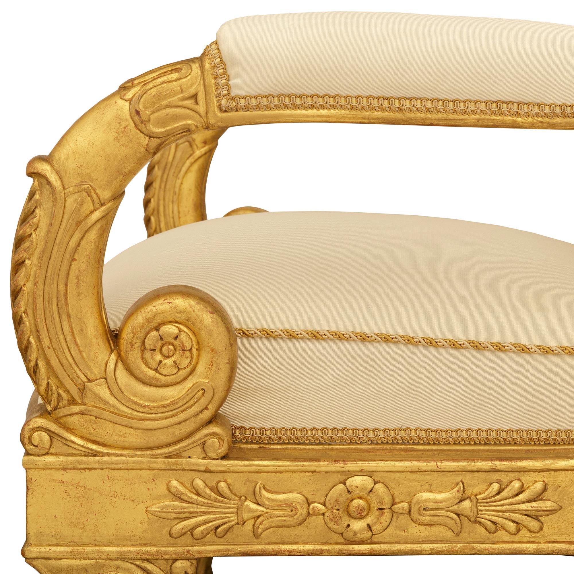 Pareja de sillones franceses del siglo XIX de madera dorada estilo Imperio en venta 3