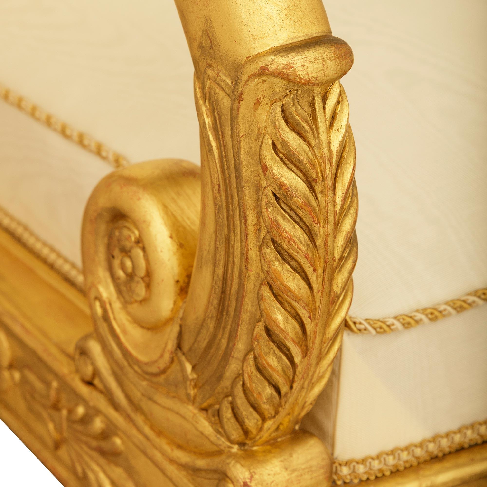 Pareja de sillones franceses del siglo XIX de madera dorada estilo Imperio en venta 4