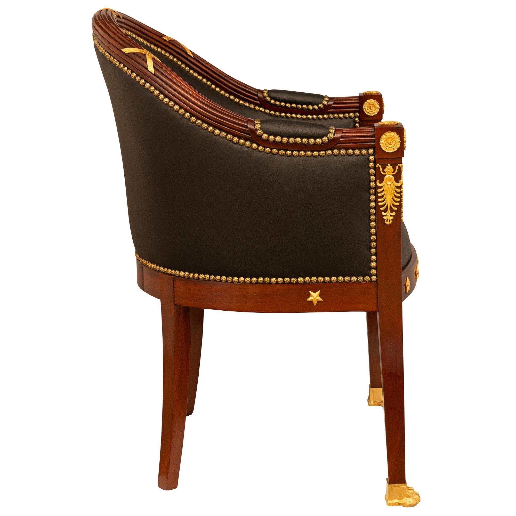 Français Paire de fauteuils Empire du XIXe siècle en acajou et bronze doré en vente