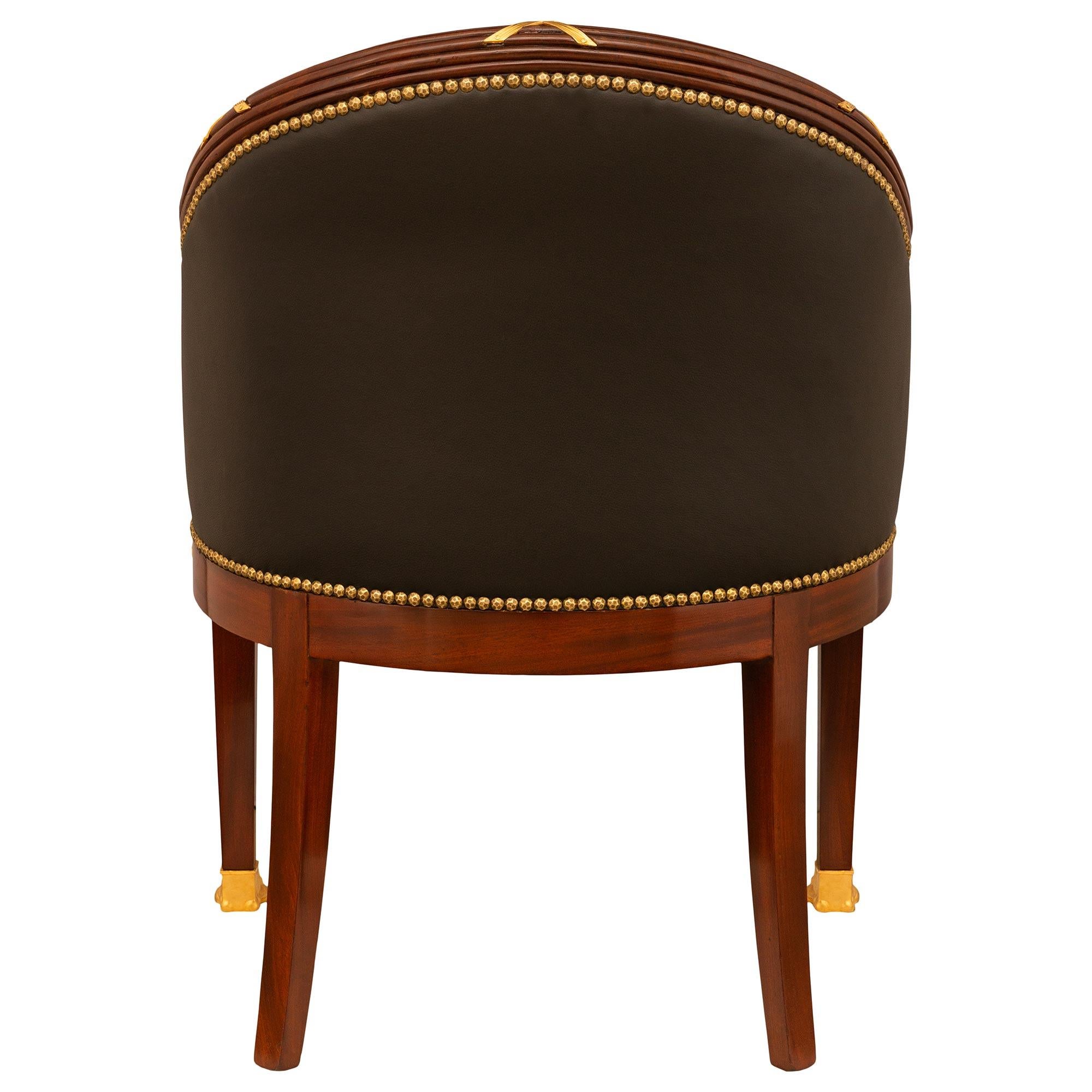 Paire de fauteuils Empire du XIXe siècle en acajou et bronze doré en vente 4