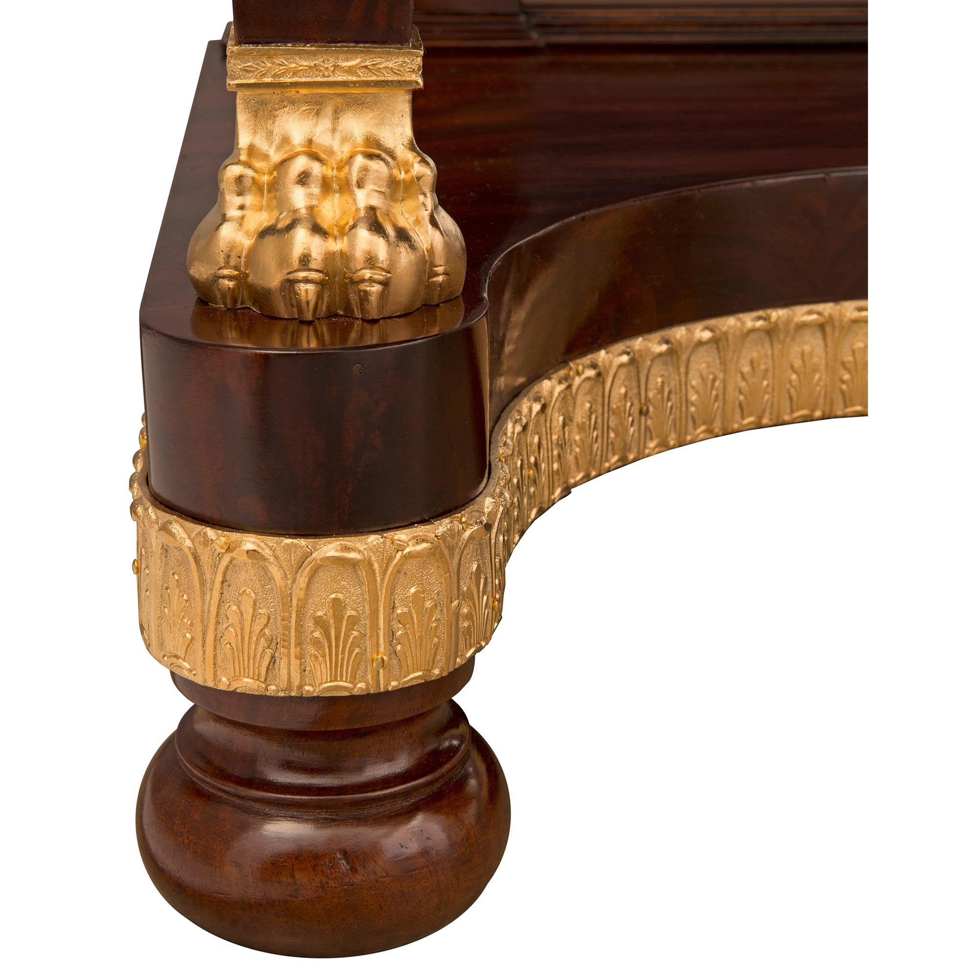 Paire de consoles Empire du 19ème siècle en acajou, bronze doré et marbre en vente 4
