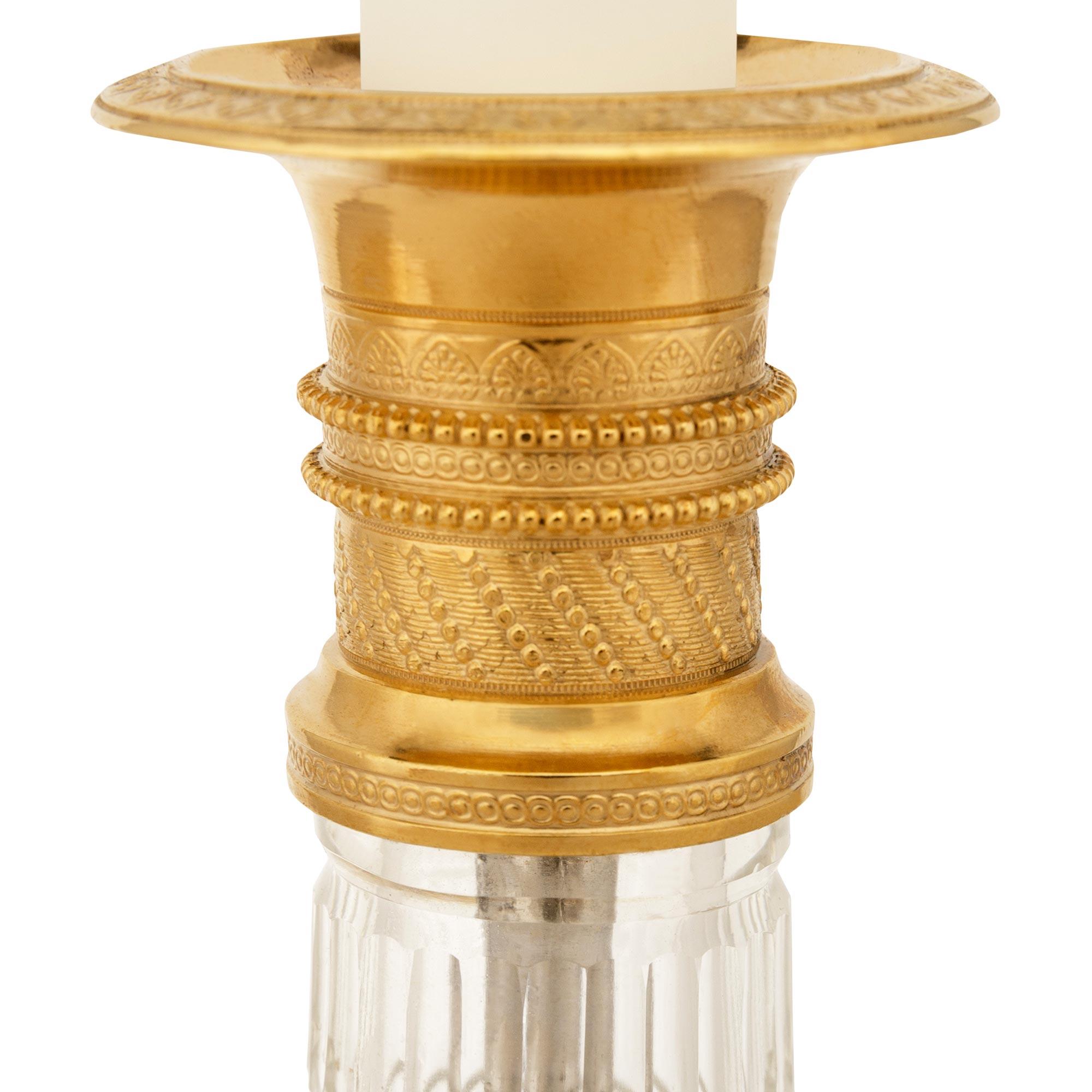 Stile impero coppia di lampade francesi del XIX secolo di stile Impero in ormolu e cristallo in vendita