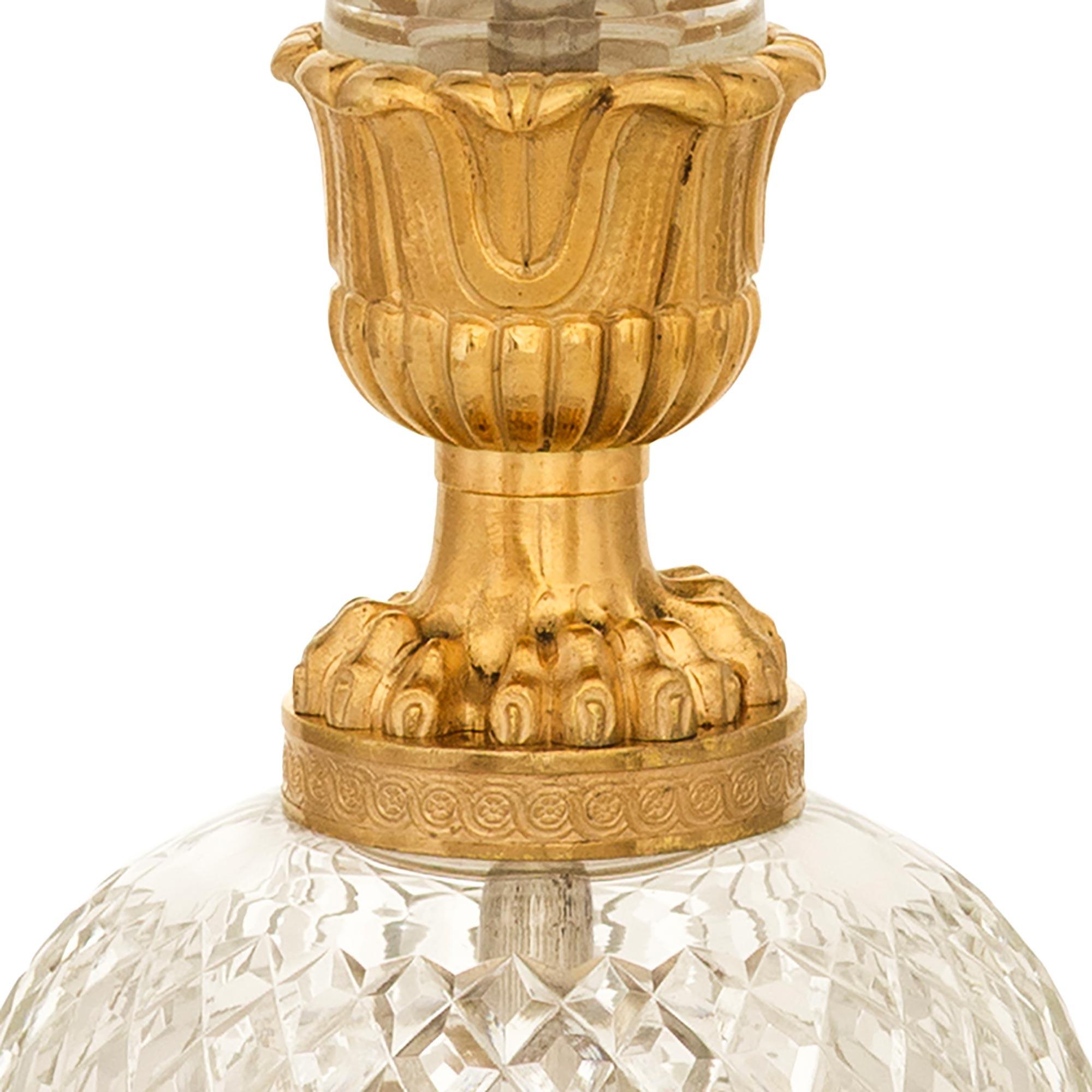 coppia di lampade francesi del XIX secolo di stile Impero in ormolu e cristallo In condizioni buone in vendita a West Palm Beach, FL