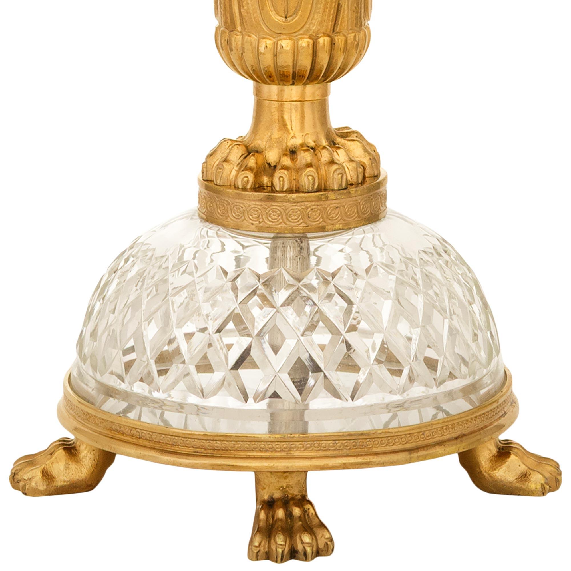 Cristallo coppia di lampade francesi del XIX secolo di stile Impero in ormolu e cristallo in vendita
