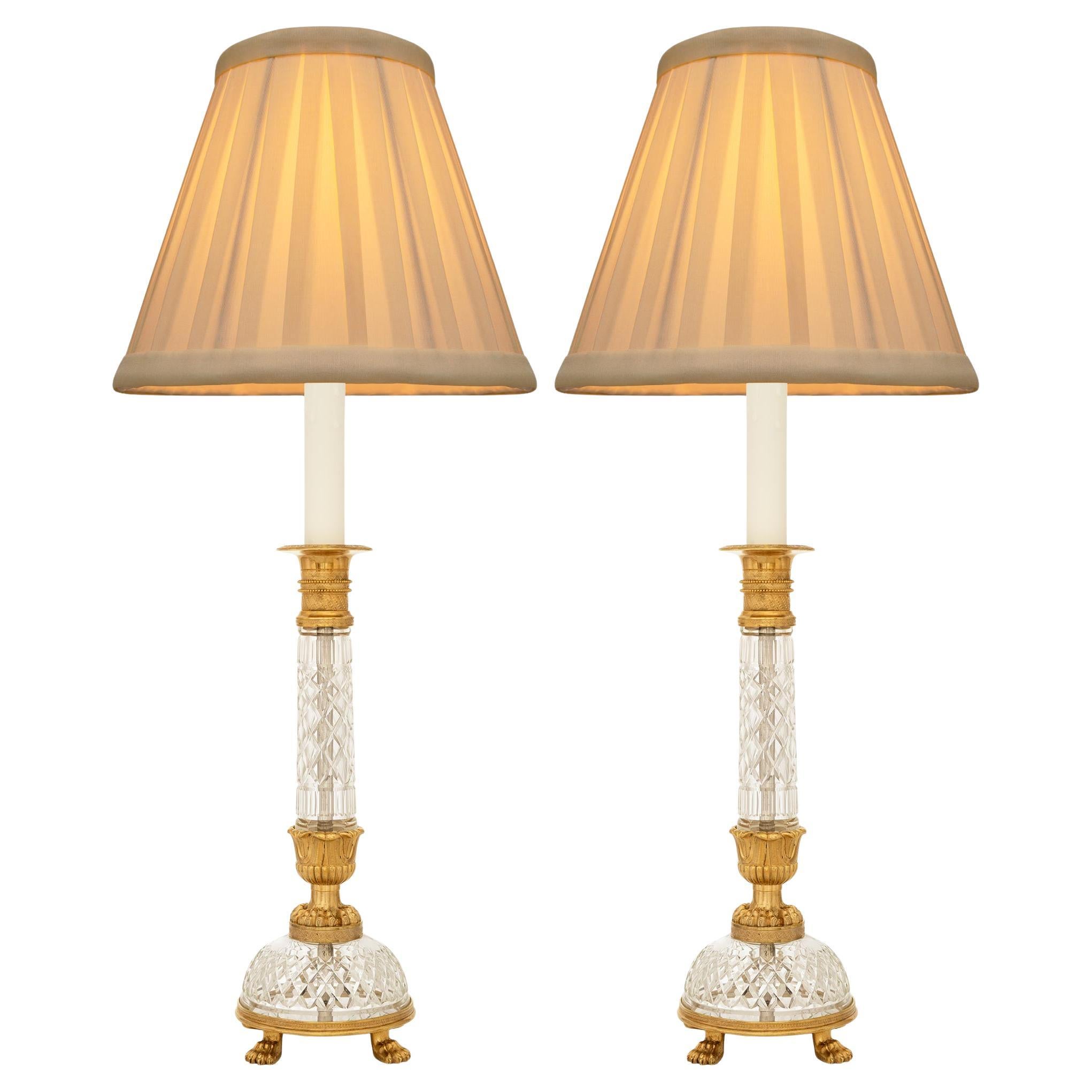 coppia di lampade francesi del XIX secolo di stile Impero in ormolu e cristallo