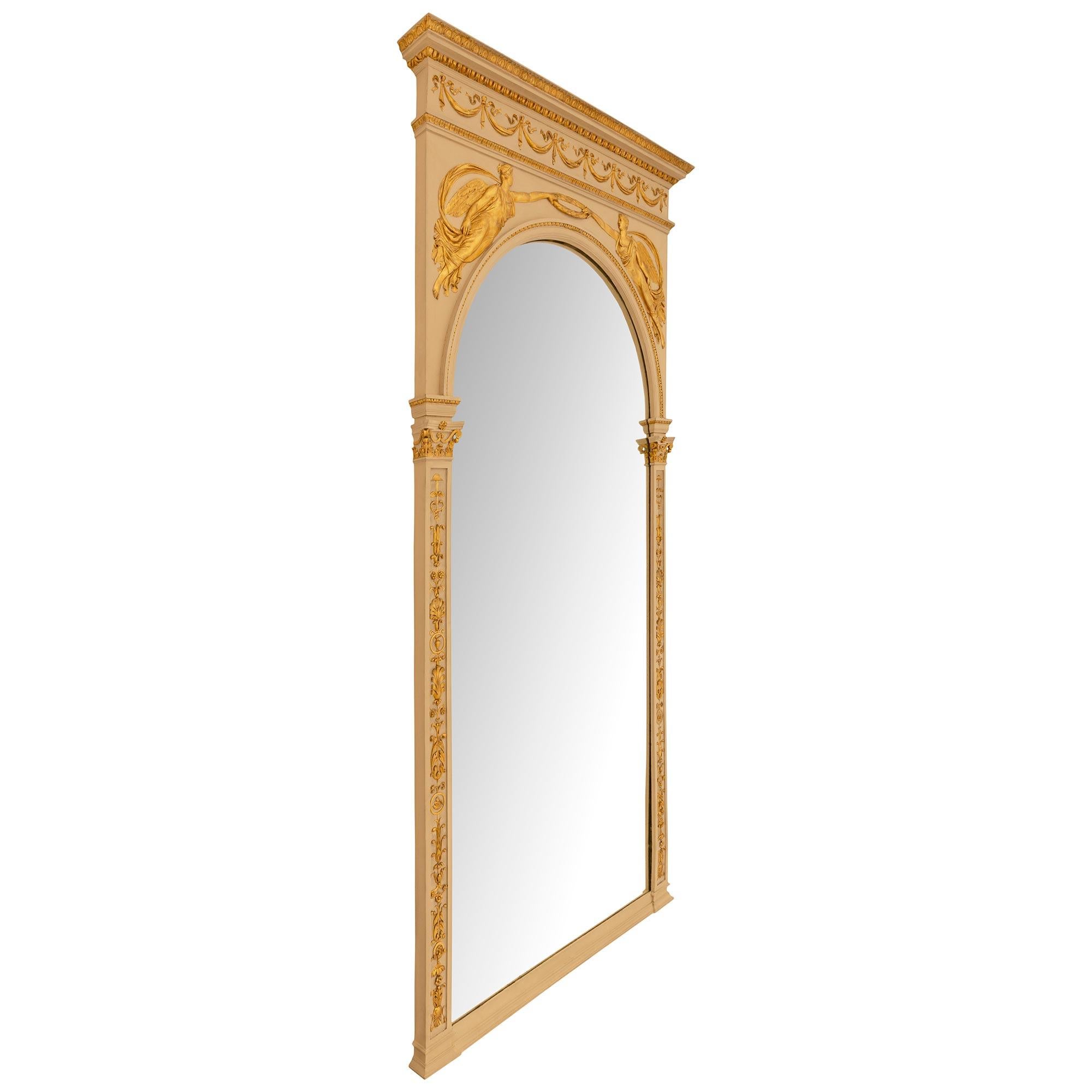 Français Paire de miroirs en bois doré et patiné de style Empire du XIXe siècle en vente