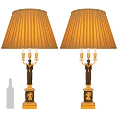 Paar französische Empire-Lampen aus patinierter Bronze und Goldbronze aus dem 19. Jahrhundert, Empire-Stil