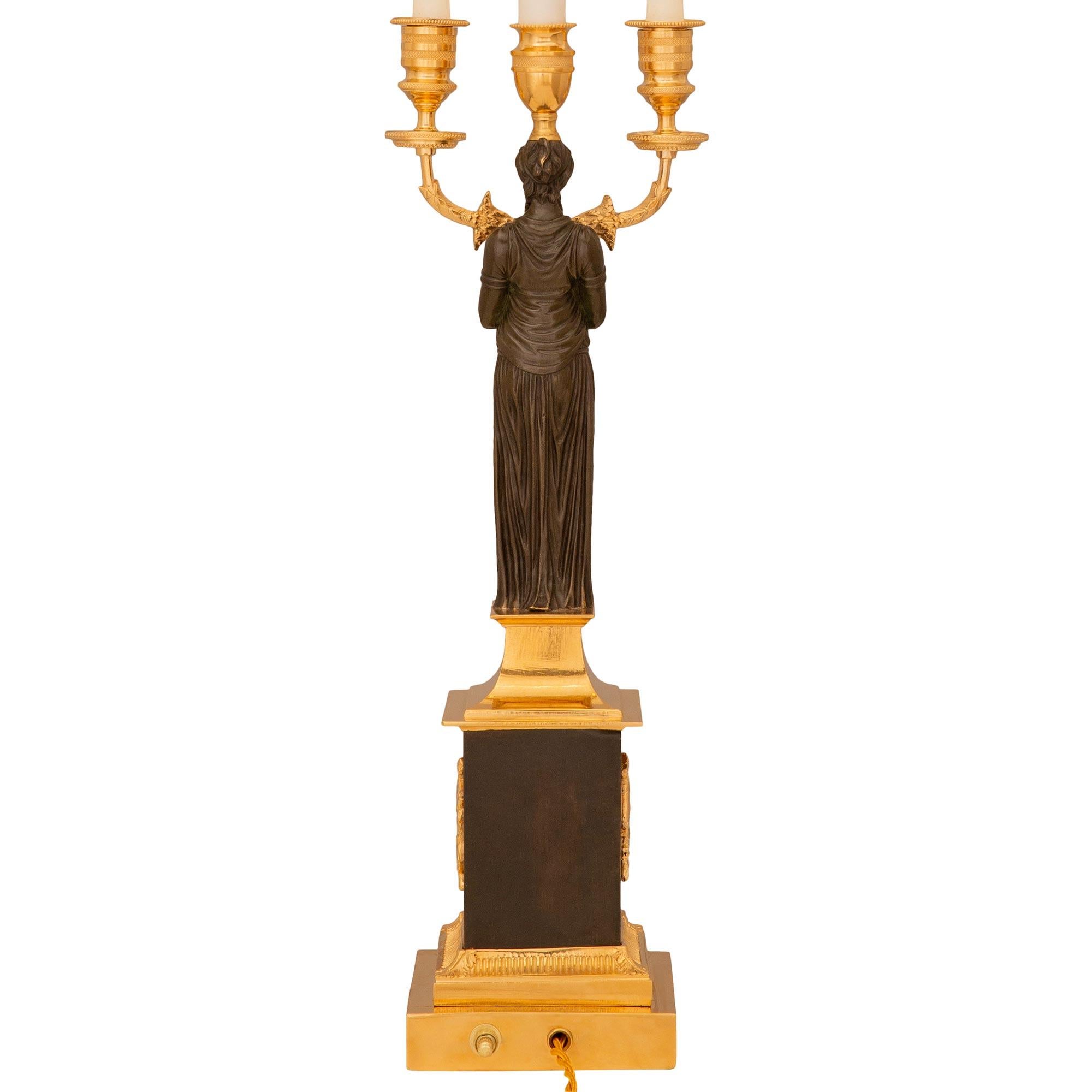 Français Paire de lampes en bronze patiné et bronze doré de style Empire du XIXe siècle en vente