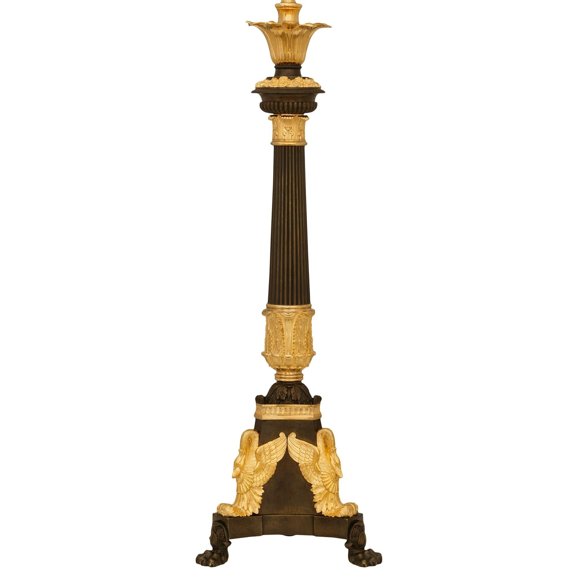 Pareja de lámparas francesas del siglo XIX de Bronce patinado y Ormolu de estilo Imperio Francés en venta