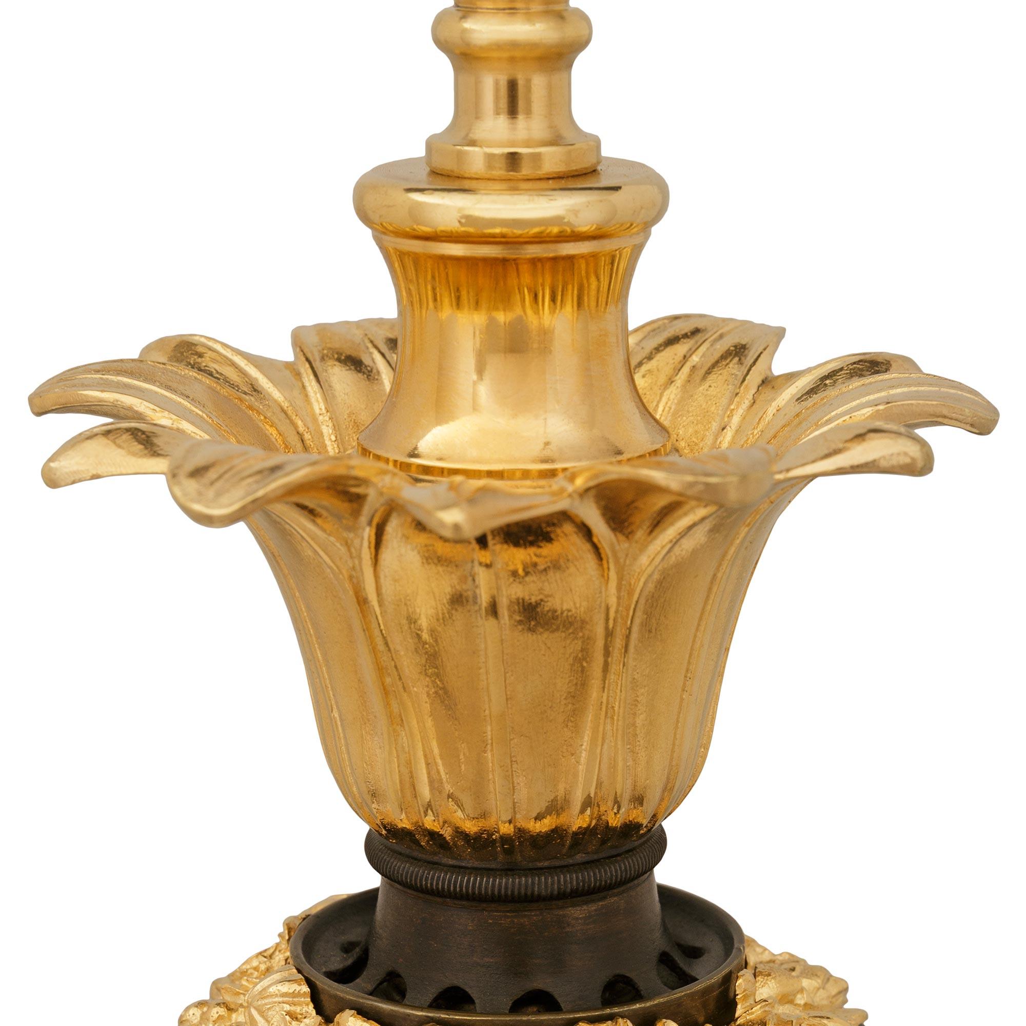 Pareja de lámparas francesas del siglo XIX de Bronce patinado y Ormolu de estilo Imperio en Bueno estado para la venta en West Palm Beach, FL