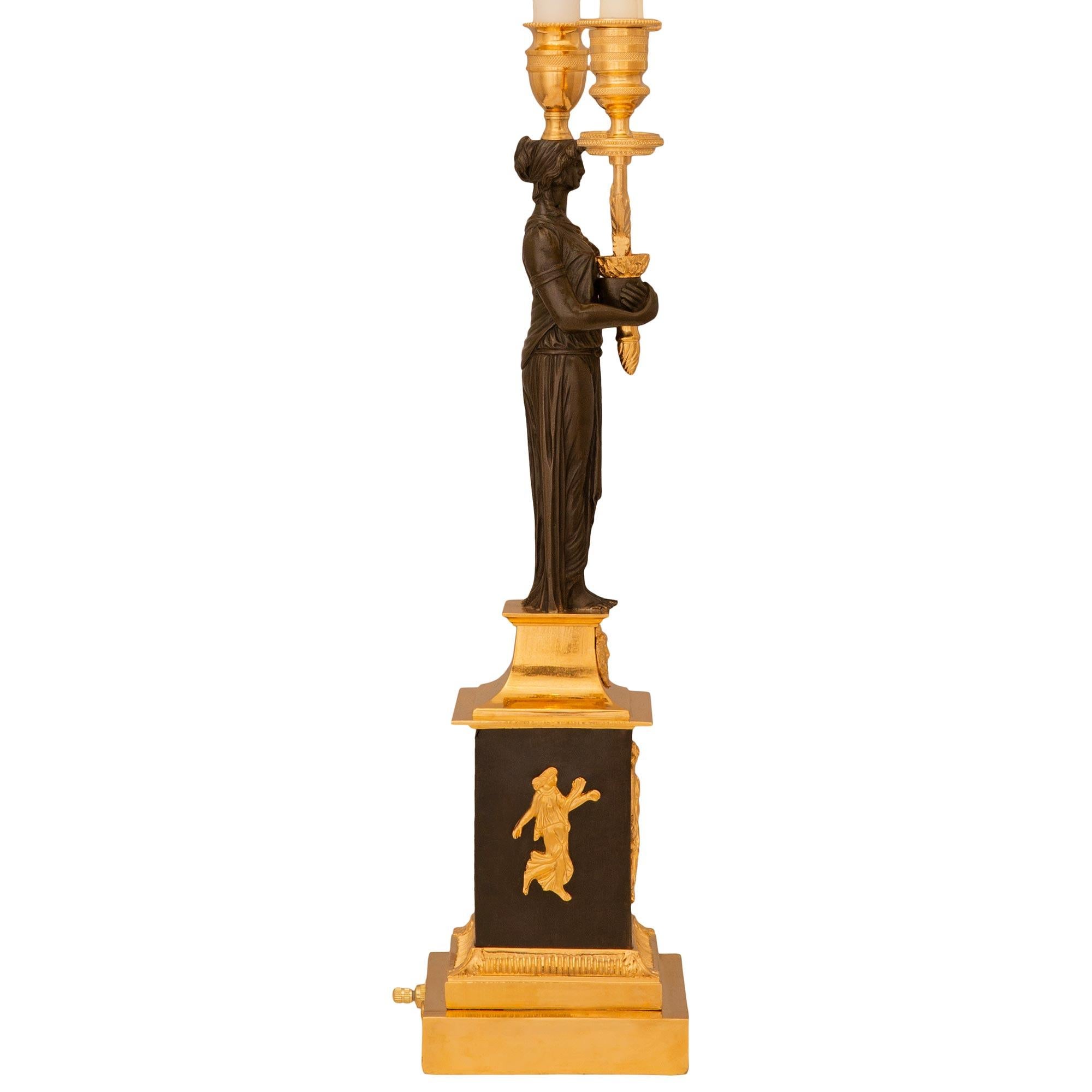 Bronze Paire de lampes en bronze patiné et bronze doré de style Empire du XIXe siècle en vente