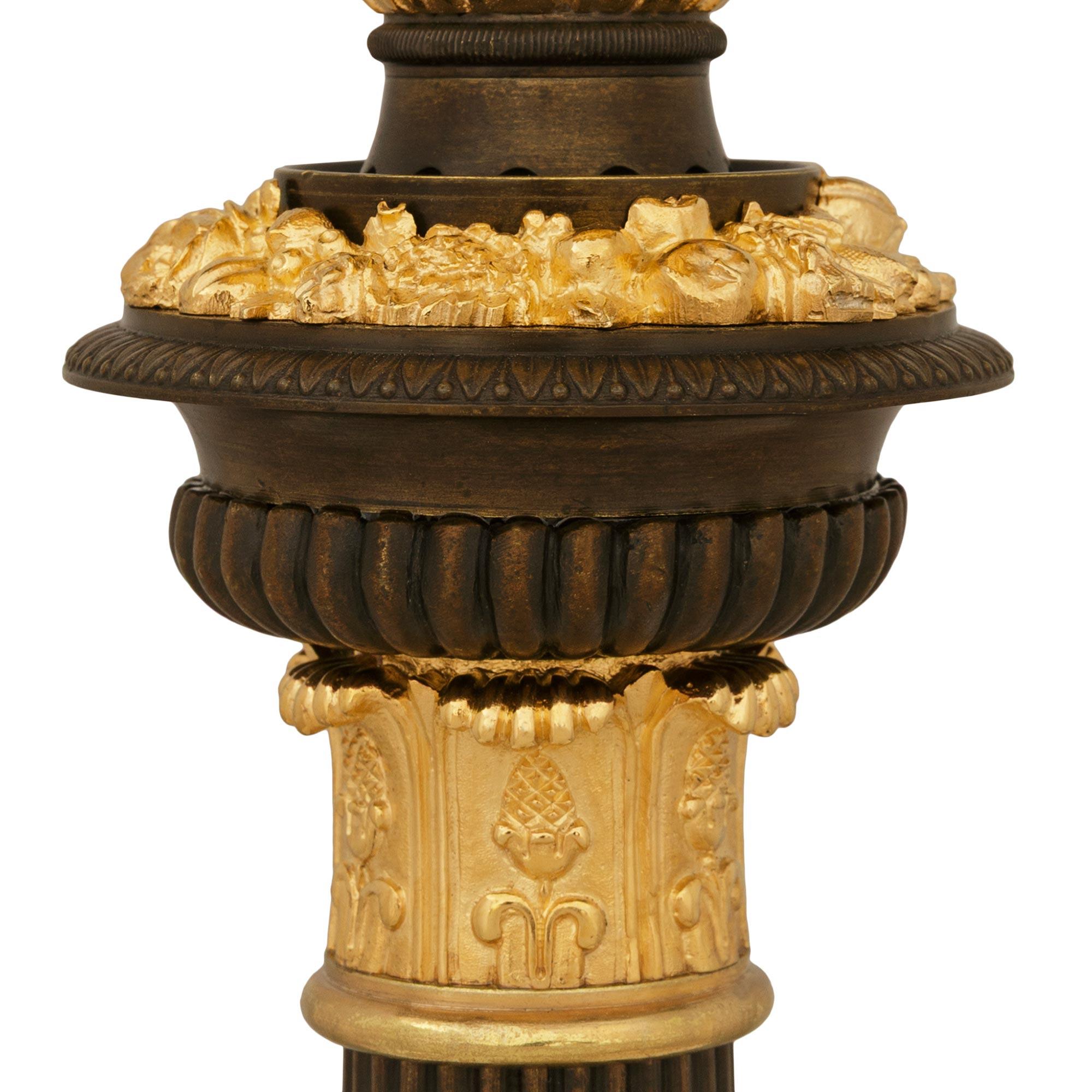 Pareja de lámparas francesas del siglo XIX de Bronce patinado y Ormolu de estilo Imperio en venta 1