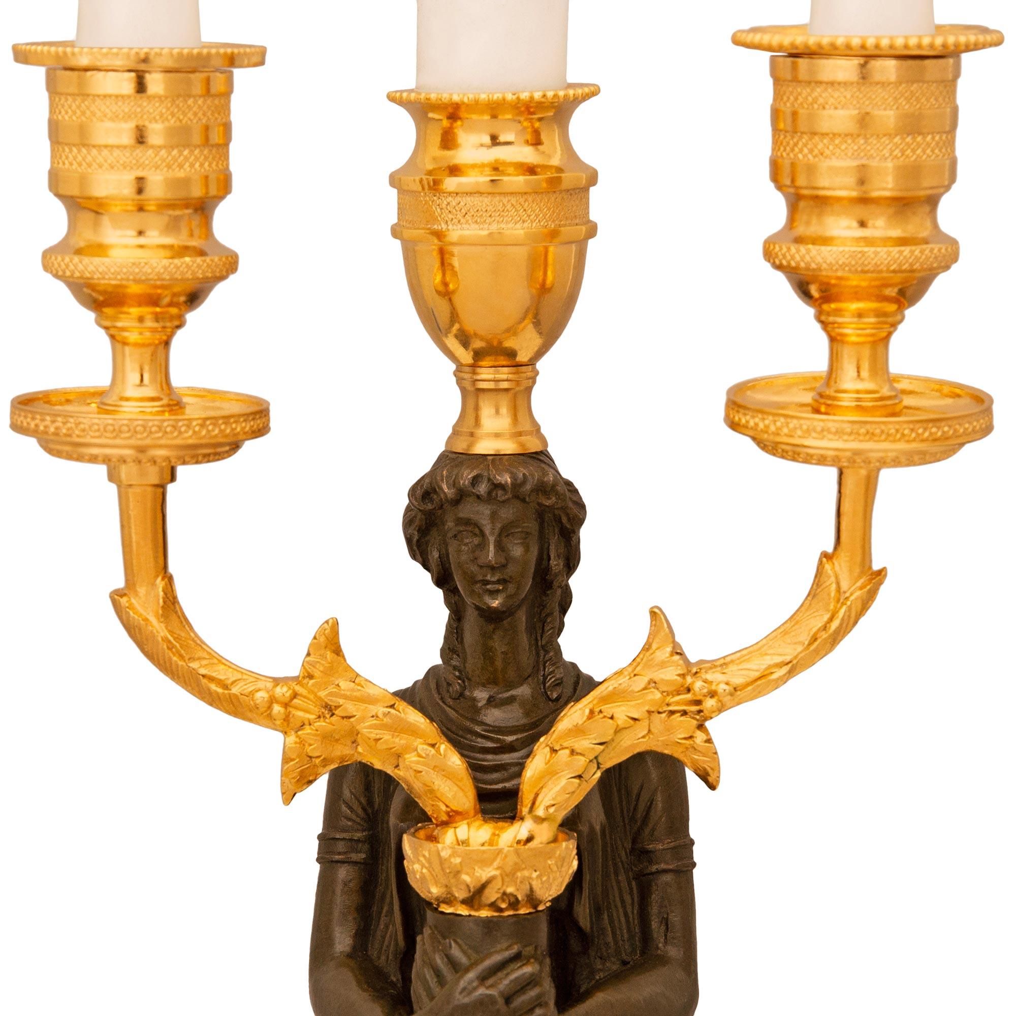 Paire de lampes en bronze patiné et bronze doré de style Empire du XIXe siècle en vente 1