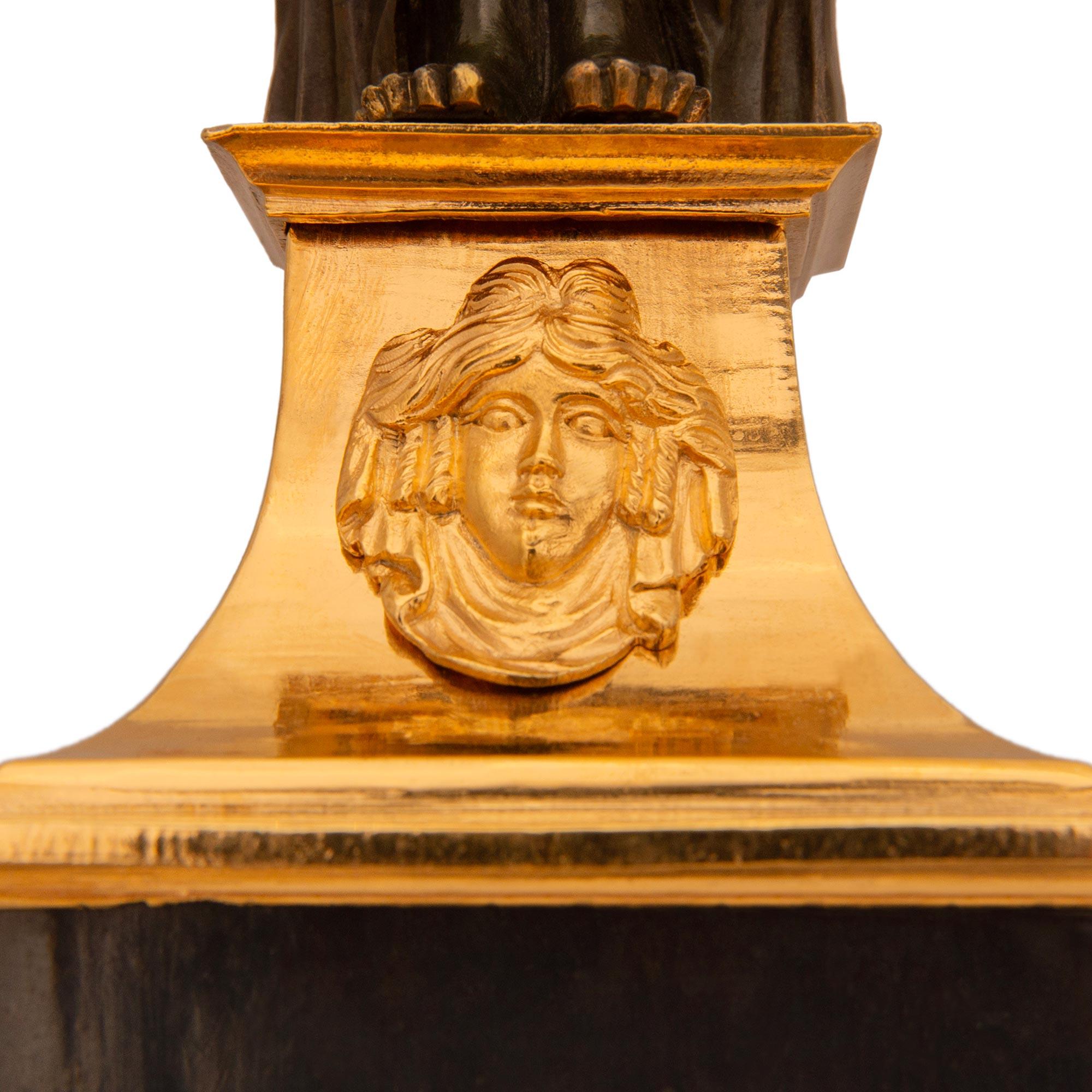 Paire de lampes en bronze patiné et bronze doré de style Empire du XIXe siècle en vente 2