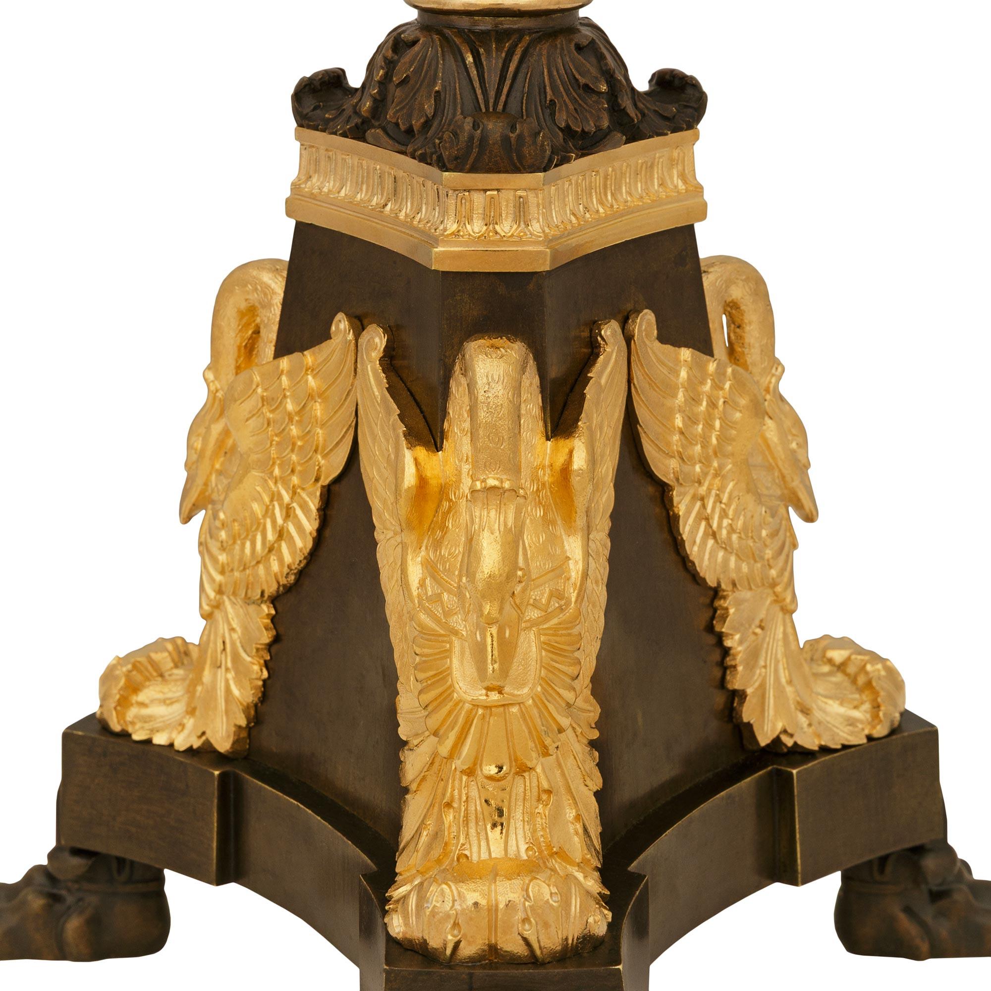 Pareja de lámparas francesas del siglo XIX de Bronce patinado y Ormolu de estilo Imperio en venta 3