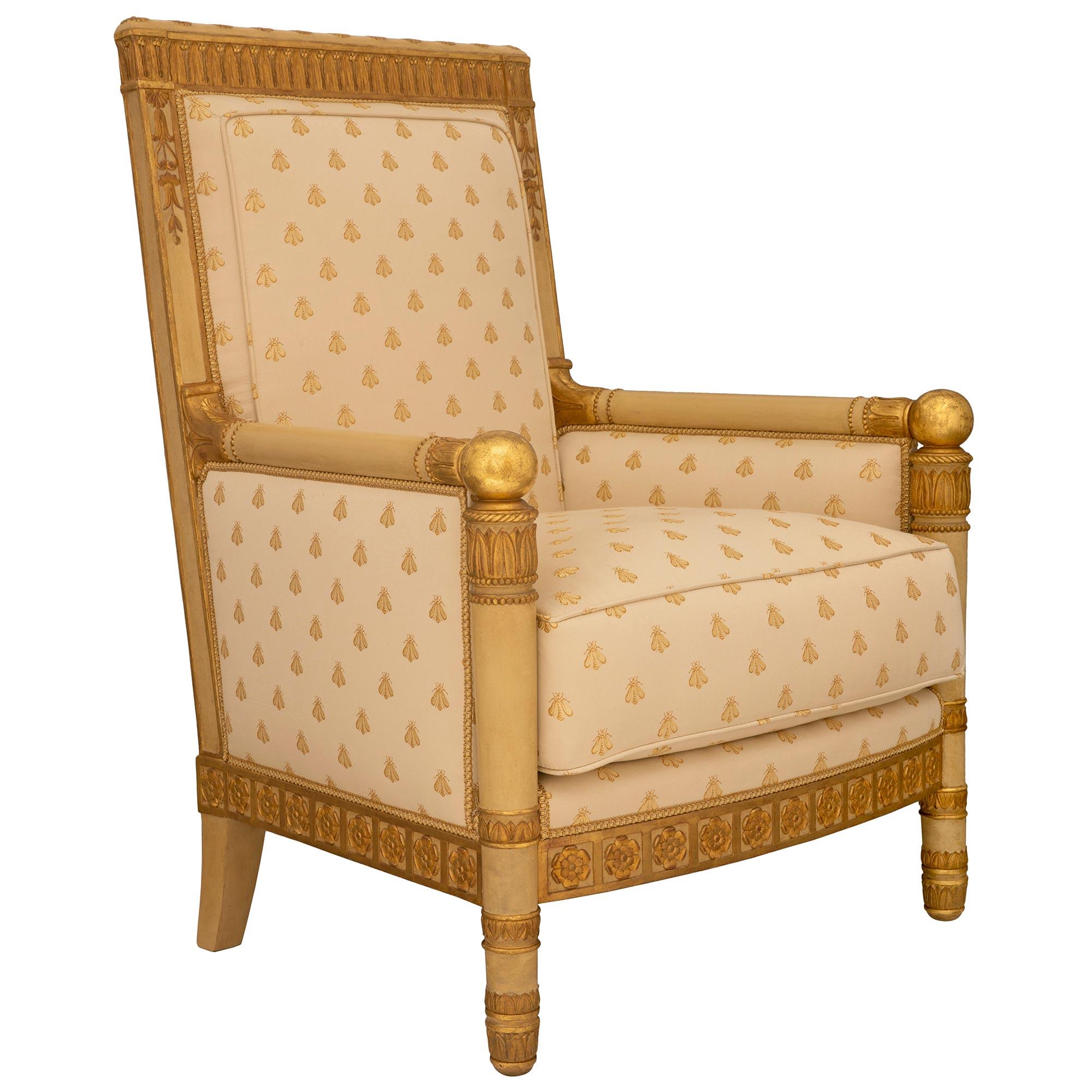 Ein auffallendes Paar französischer Empire-Sessel des 19. Jahrhunderts aus patiniertem Holz und Giltwood. Das Paar Thronsessel steht auf eindrucksvollen, köcherartigen, kreisförmig verjüngten Beinen mit eleganten vergoldeten Palmetten und