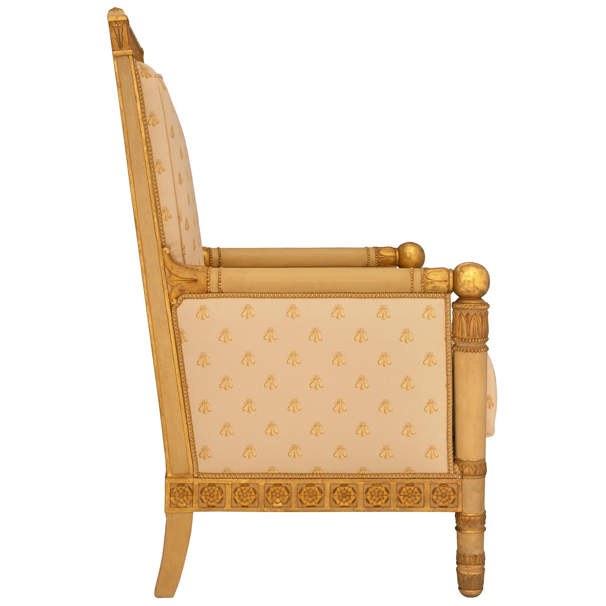 Paar französische Empire-Sessel aus patiniertem Holz und vergoldetem Holz aus dem 19. Jahrhundert (Französisch) im Angebot