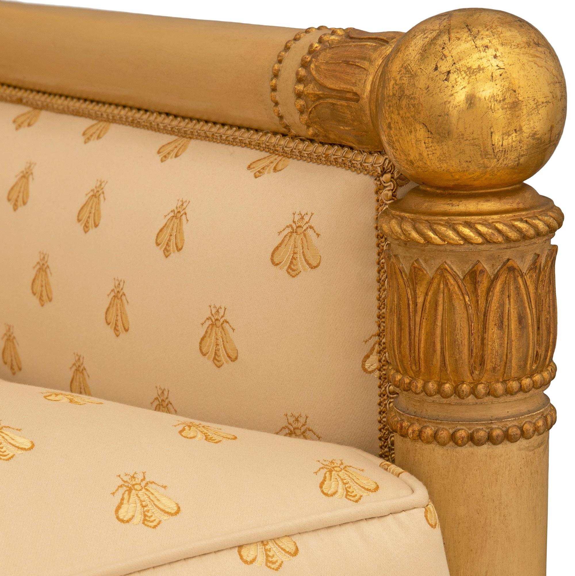 Paar französische Empire-Sessel aus patiniertem Holz und vergoldetem Holz aus dem 19. Jahrhundert im Angebot 1