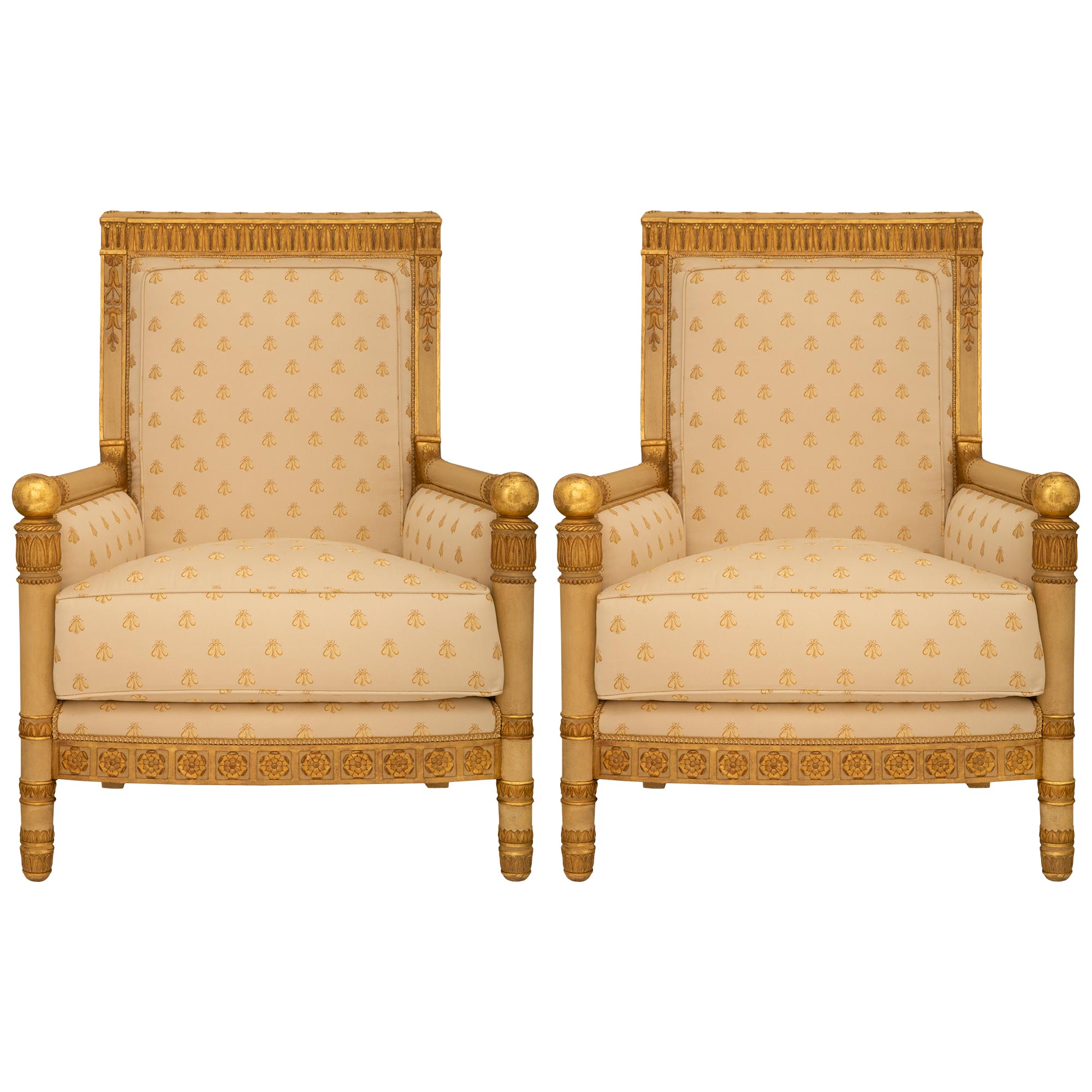 Paar französische Empire-Sessel aus patiniertem Holz und vergoldetem Holz aus dem 19. Jahrhundert