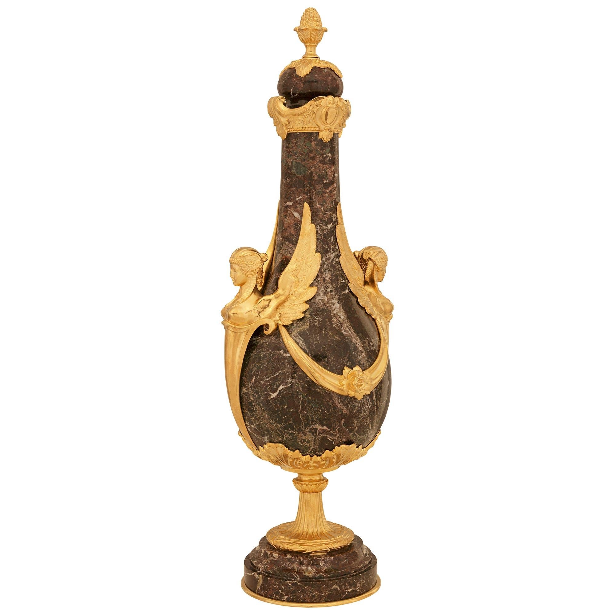 Stile impero coppia di urne in marmo Rouge de France e Ormolu in stile Impero del XIX secolo in vendita