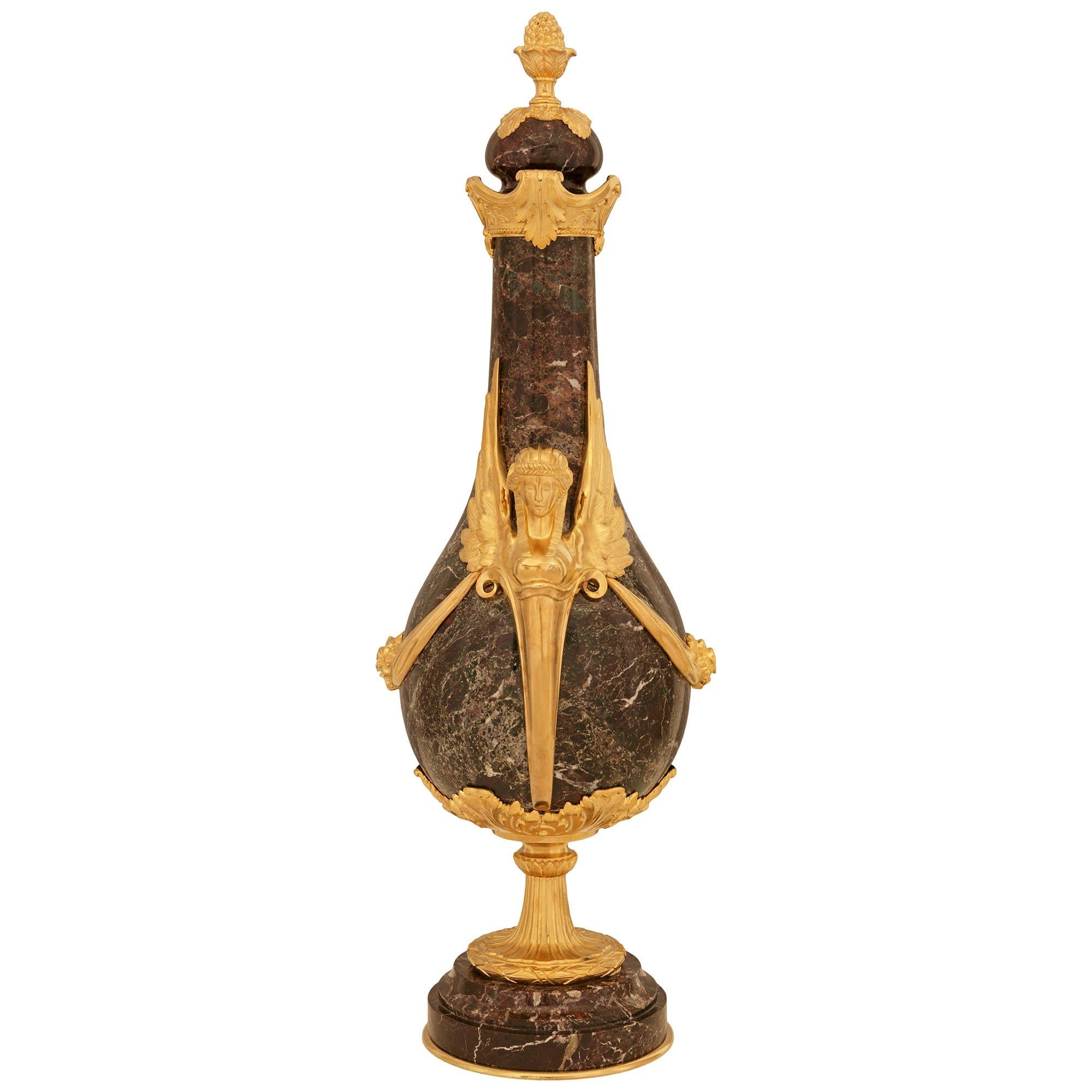 Francese coppia di urne in marmo Rouge de France e Ormolu in stile Impero del XIX secolo in vendita