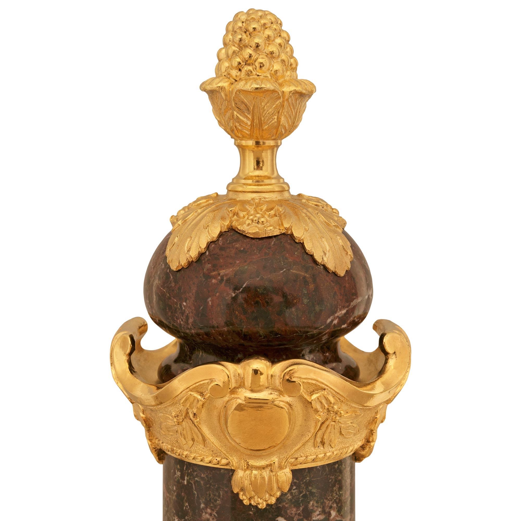 coppia di urne in marmo Rouge de France e Ormolu in stile Impero del XIX secolo In condizioni buone in vendita a West Palm Beach, FL