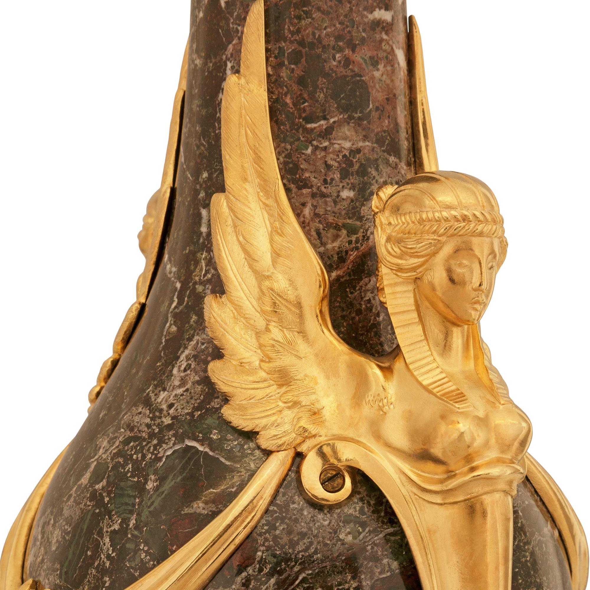 coppia di urne in marmo Rouge de France e Ormolu in stile Impero del XIX secolo in vendita 1