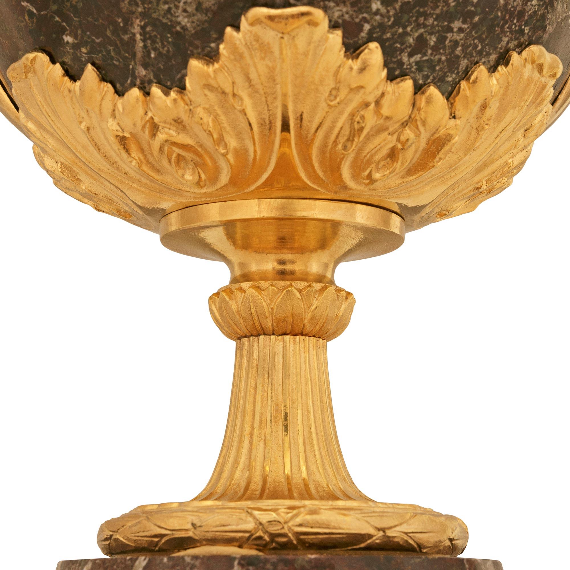 coppia di urne in marmo Rouge de France e Ormolu in stile Impero del XIX secolo in vendita 2
