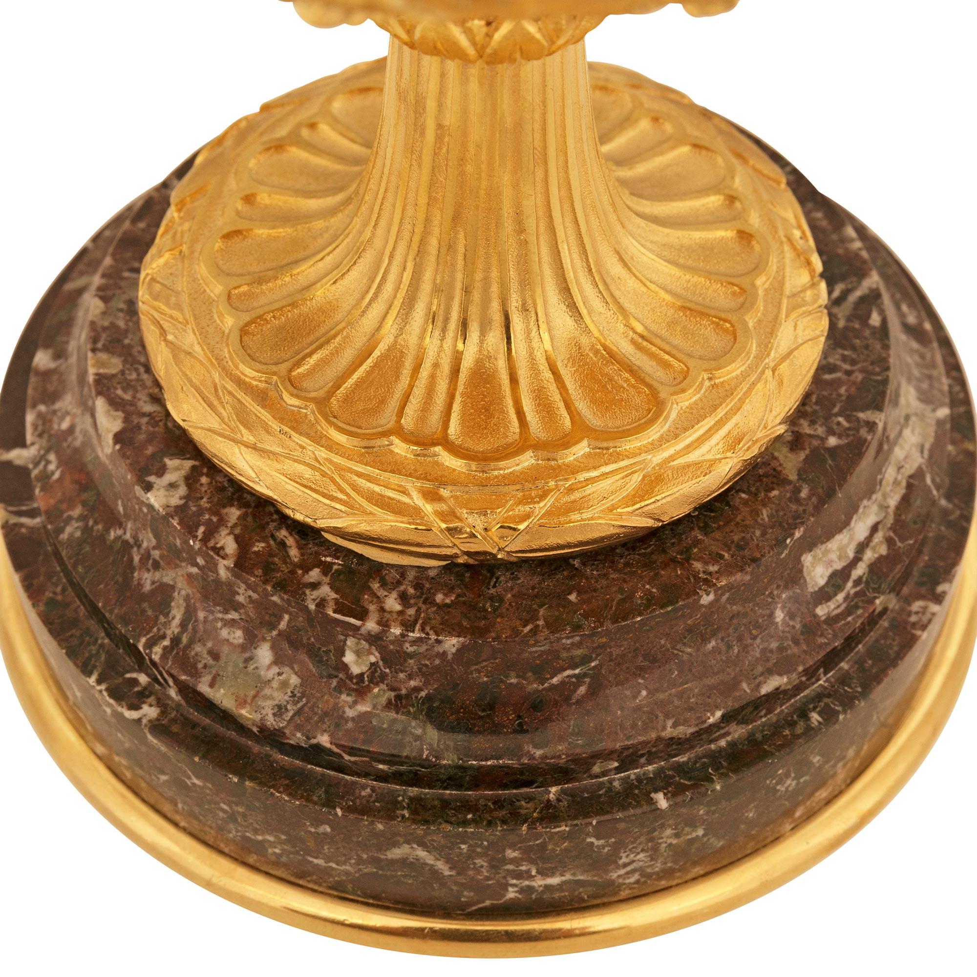 coppia di urne in marmo Rouge de France e Ormolu in stile Impero del XIX secolo in vendita 3