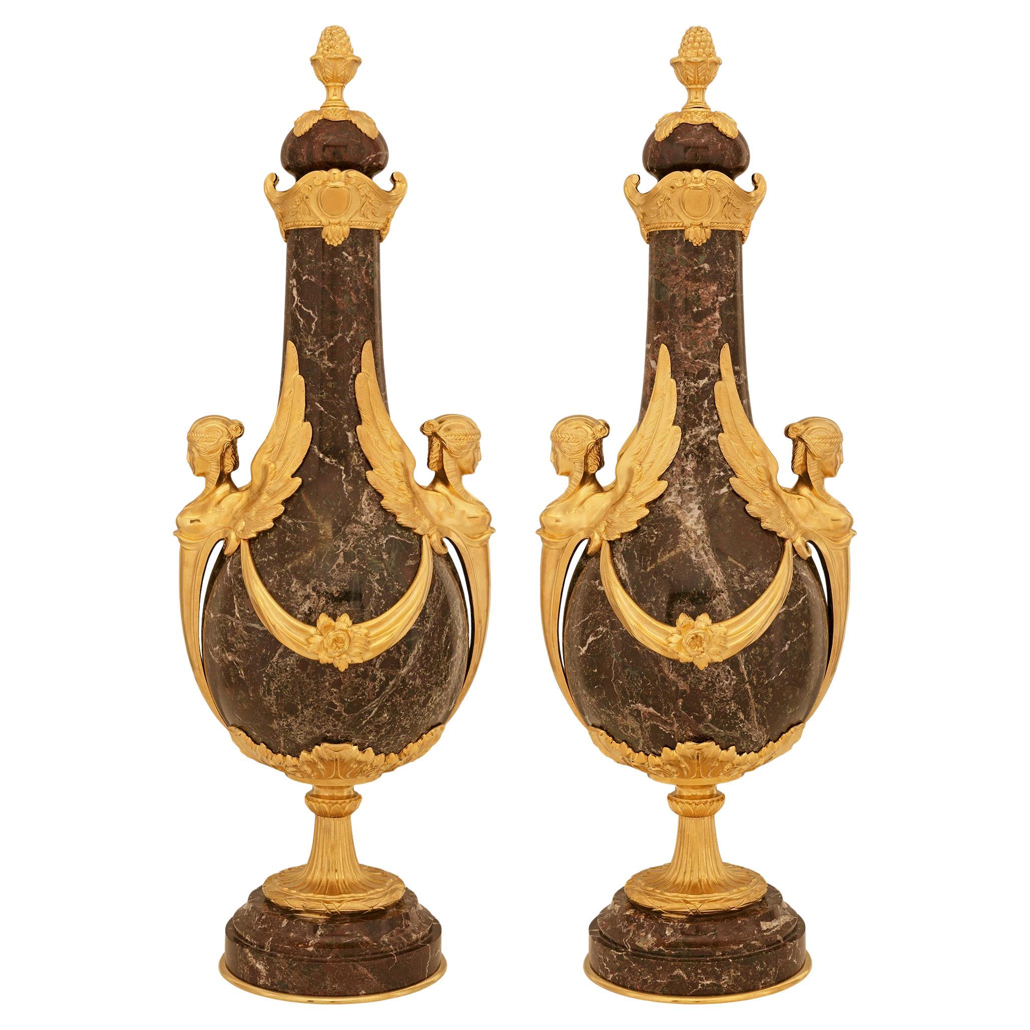 coppia di urne in marmo Rouge de France e Ormolu in stile Impero del XIX secolo