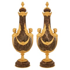 Paar französische Empire-Urnen aus Marmor und Goldbronze aus dem 19. Jahrhundert, St. Rouge de France, Frankreich