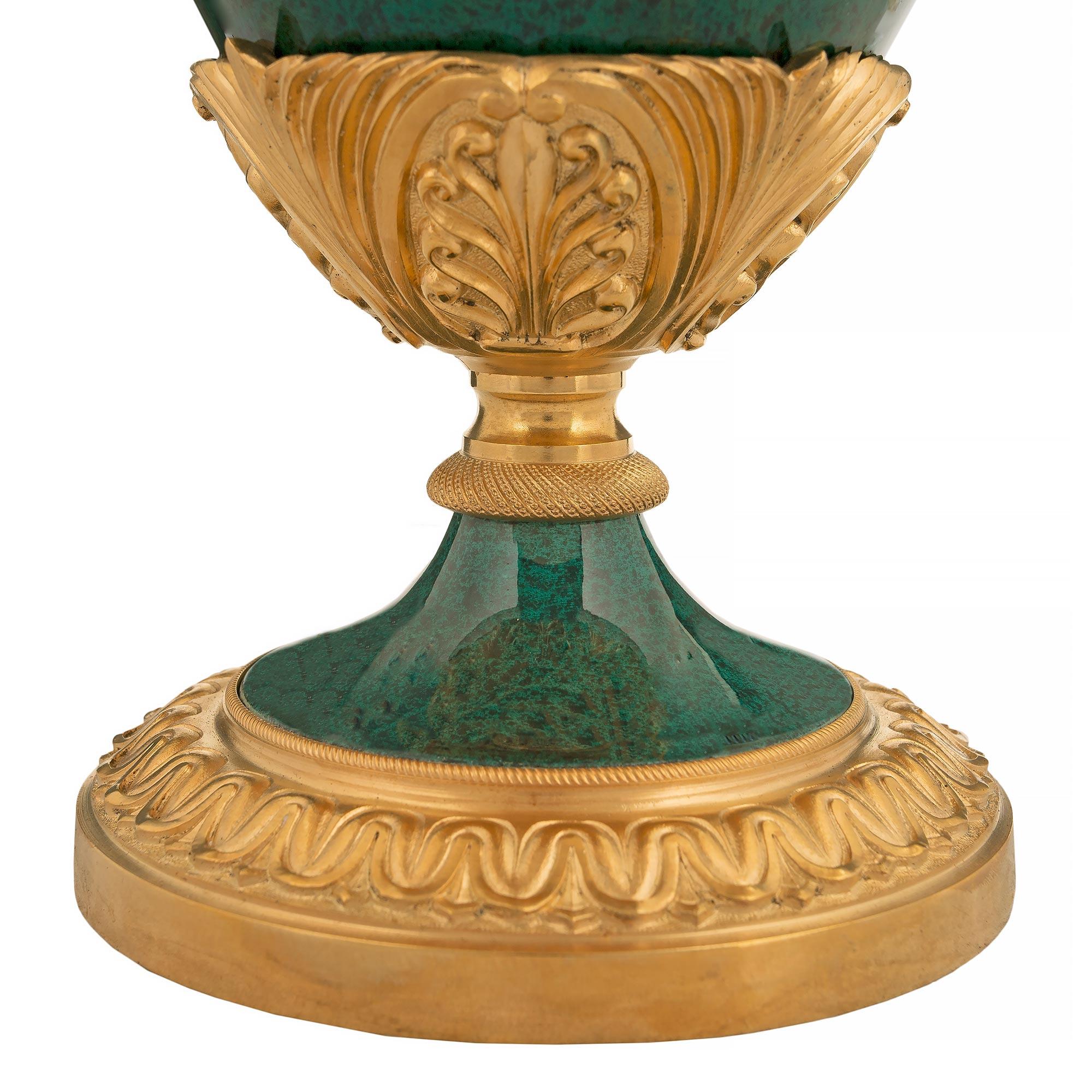 Coppia di lampade francesi del XIX secolo in stile impero in porcellana e ormolu in vendita 1